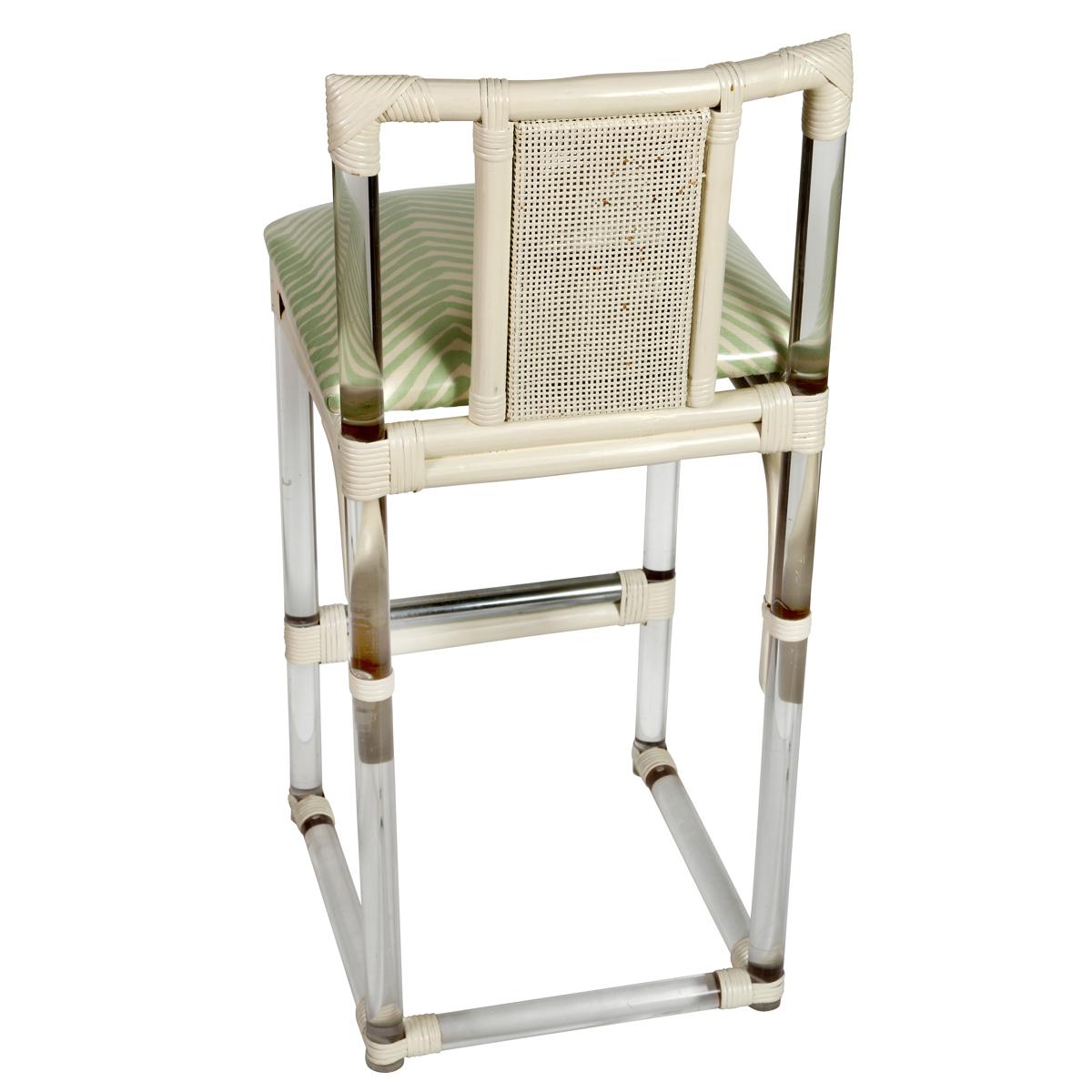 Laminé Ensemble de trois tabourets de bar en lucite et en rotin du milieu du siècle avec Up &Up en quadrille en vente