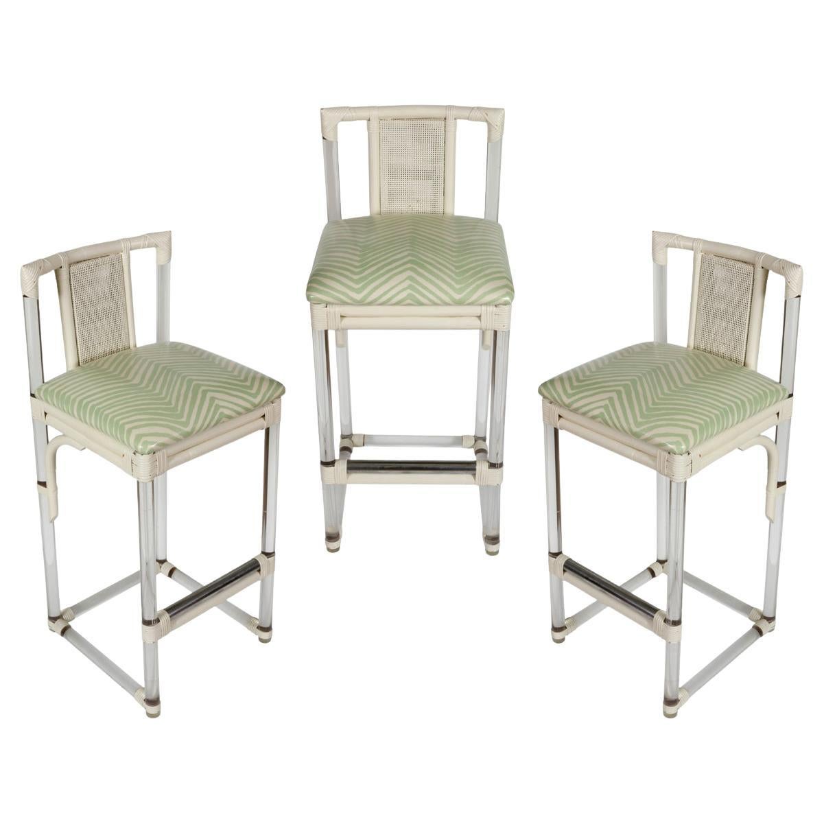 Ensemble de trois tabourets de bar en lucite et en rotin du milieu du siècle avec Up &Up en quadrille
