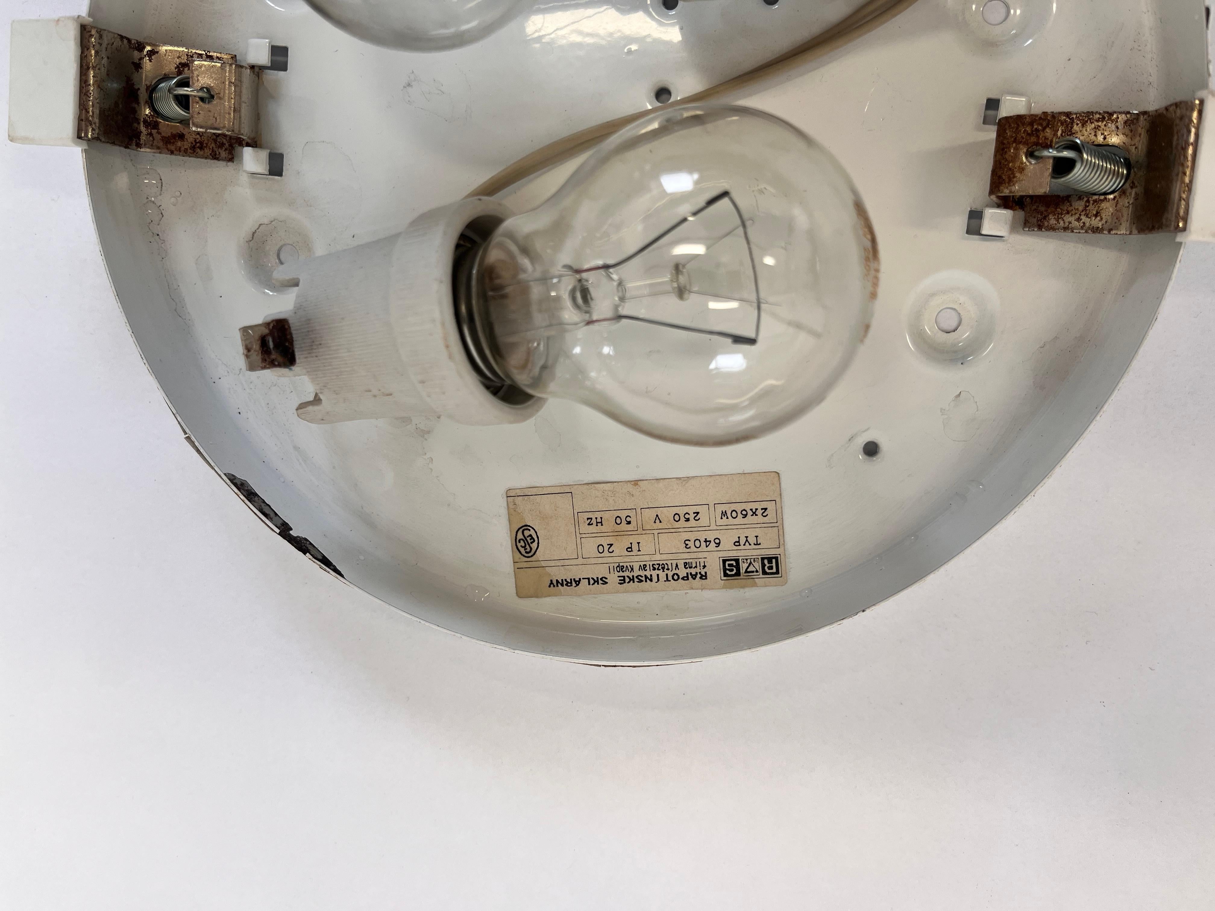 - Plafoniera o applique d'epoca in vetro lattimo e metallo, 1970 circa
- Buone condizioni, con alcuni segni d'uso. 
- Compatibile con gli Stati Uniti, una lampadina di qualsiasi potenza
- Nuovo cablaggio.
jr