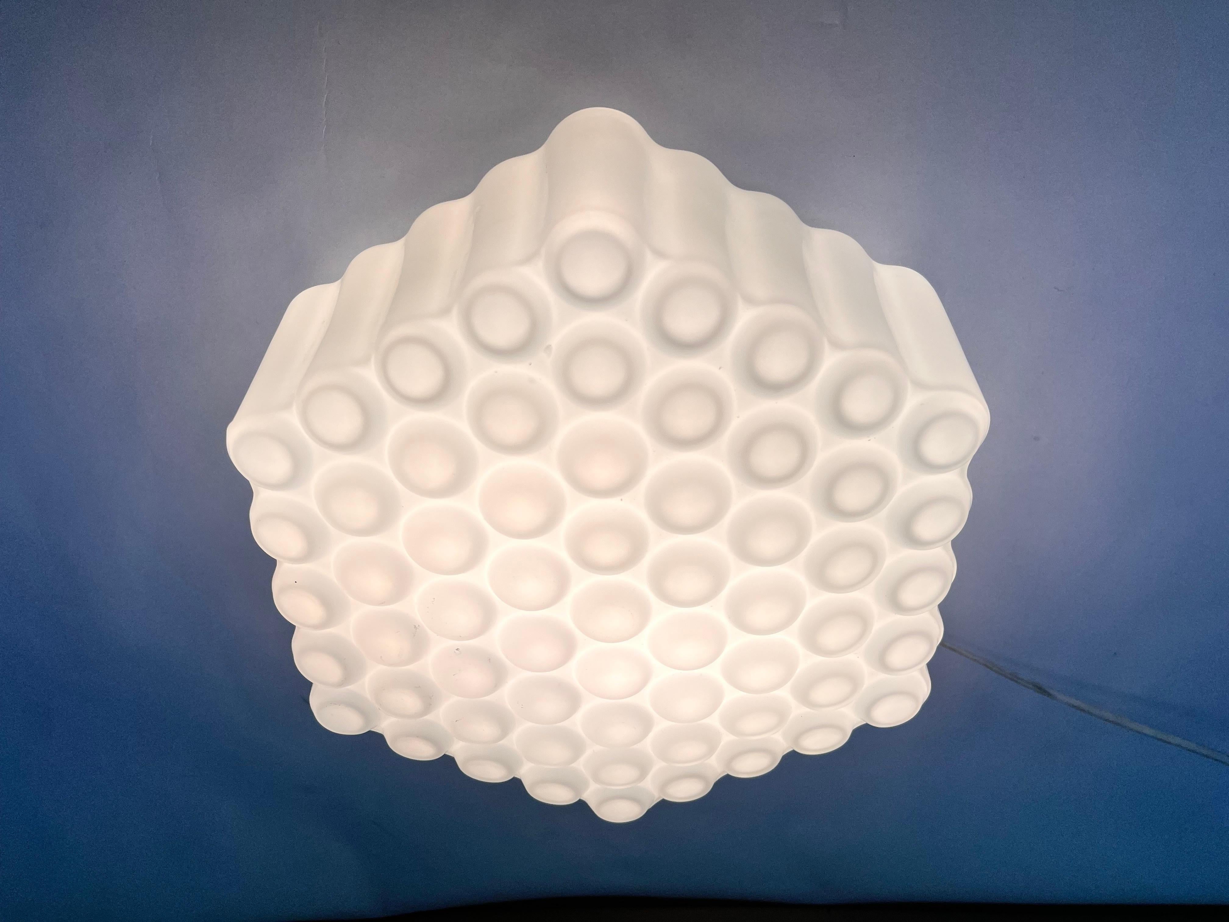 Mid-Century moderno Set di tre lampade da incasso o da parete in vetro latte di metà secolo, Cecoslovacchia in vendita
