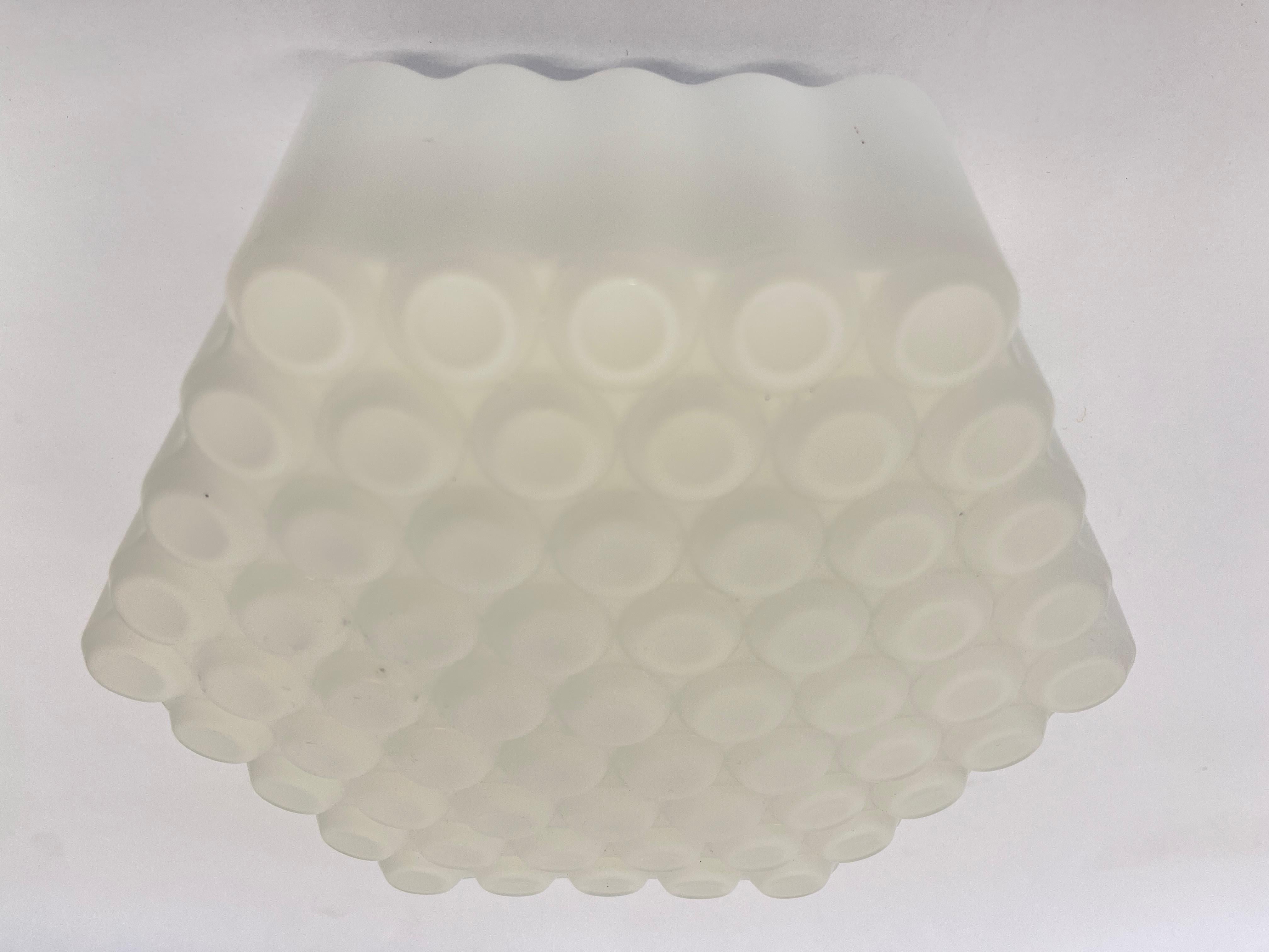 Set di tre lampade da incasso o da parete in vetro latte di metà secolo, Cecoslovacchia in vendita 3