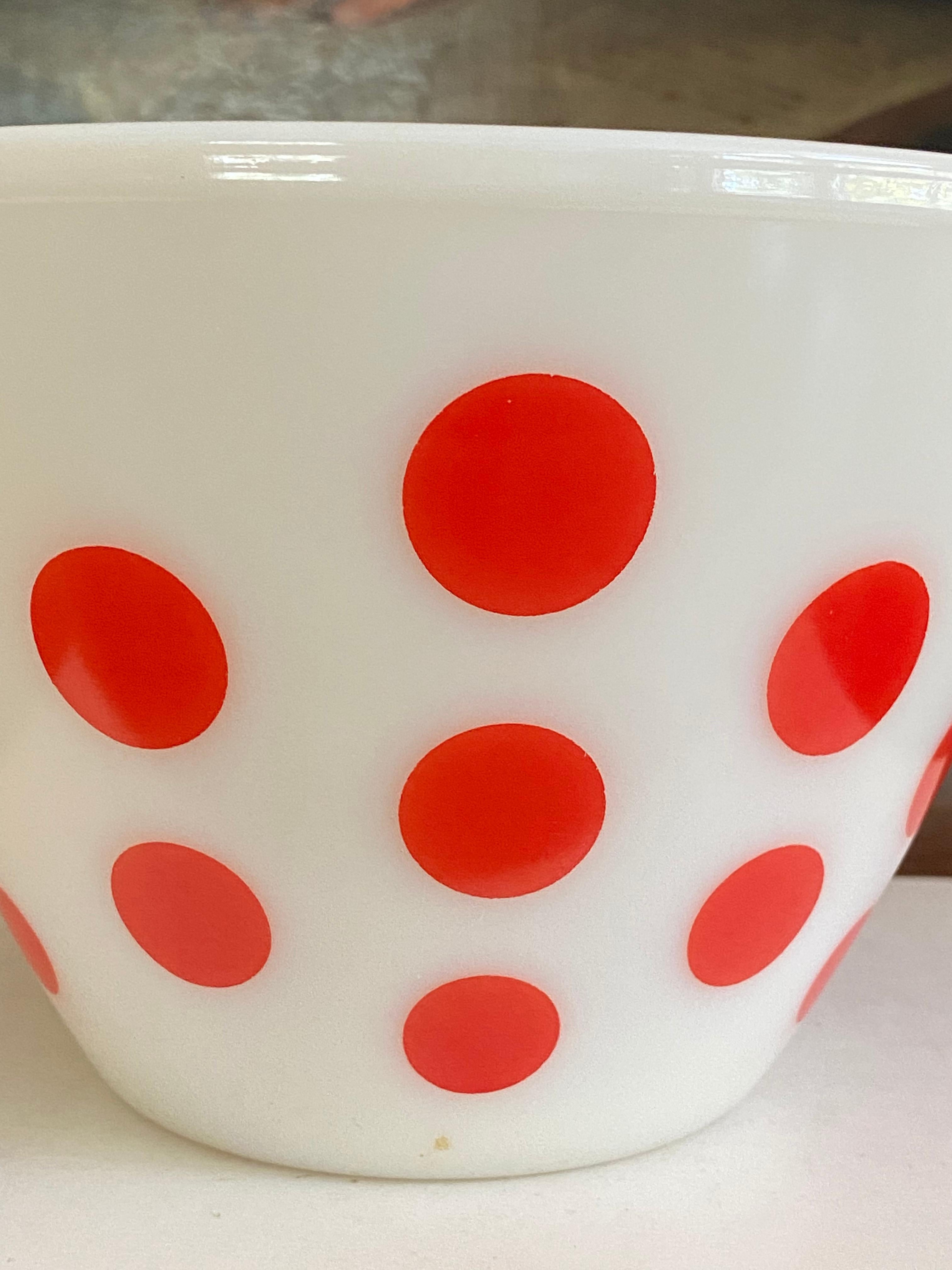 Ensemble de 3 pièces Mid Century  Bols en verre Pyrex, décoration à pois rouges de la marque Fire King en vente 10
