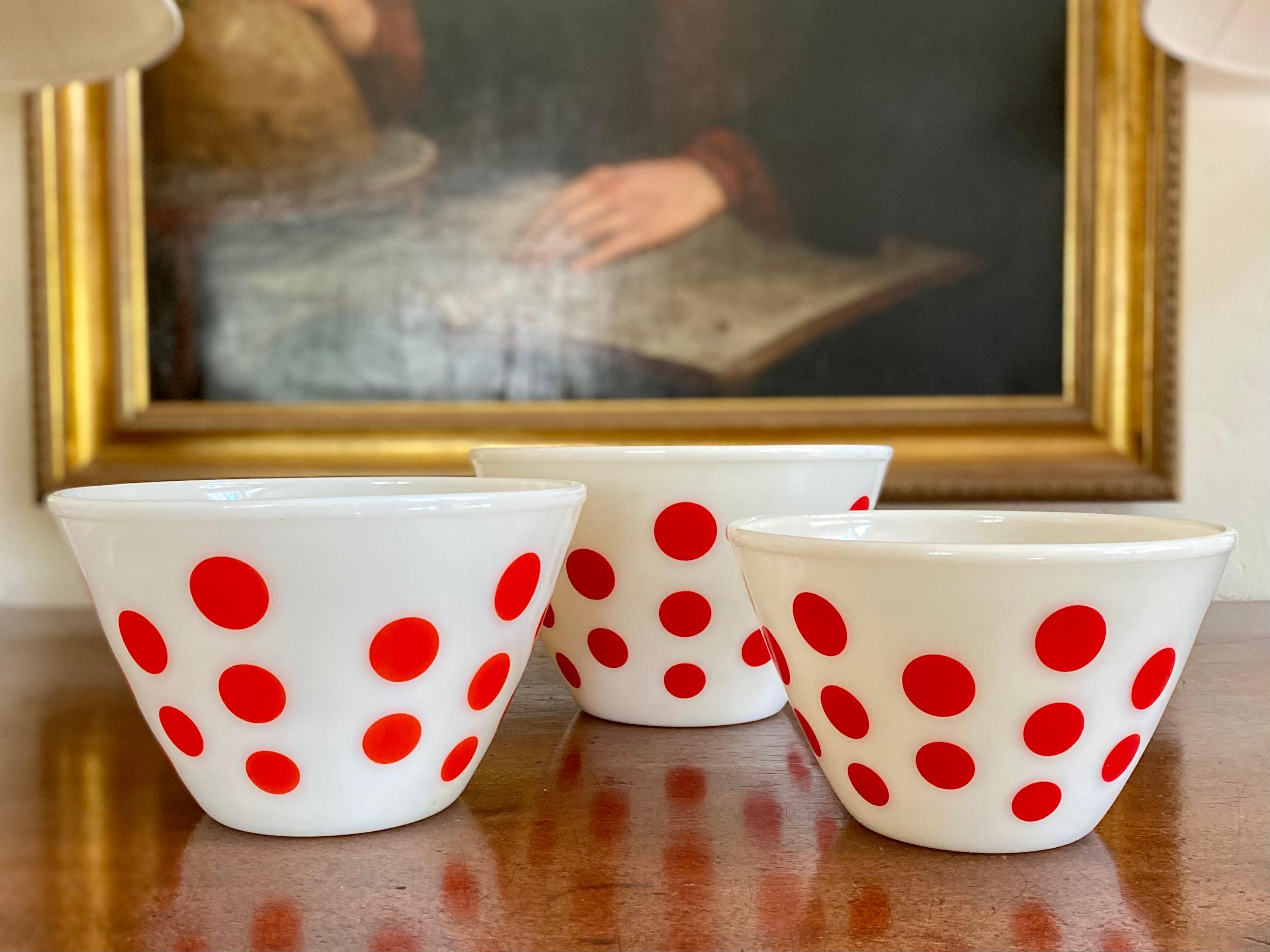 A wonderful set of three milk glass w. red dot, serving bowls. The bowls are in rather good condition
for their age and use. No chips.
Large is 9.5