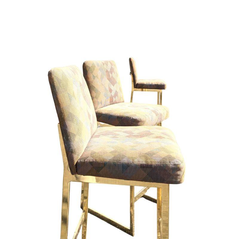 Ensemble de trois tabourets de bar tapissés ton or de style moderne du milieu du siècle dernier Bon état - En vente à Locust Valley, NY