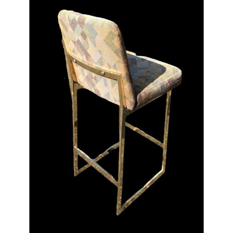 20ième siècle Ensemble de trois tabourets de bar tapissés ton or de style moderne du milieu du siècle dernier en vente