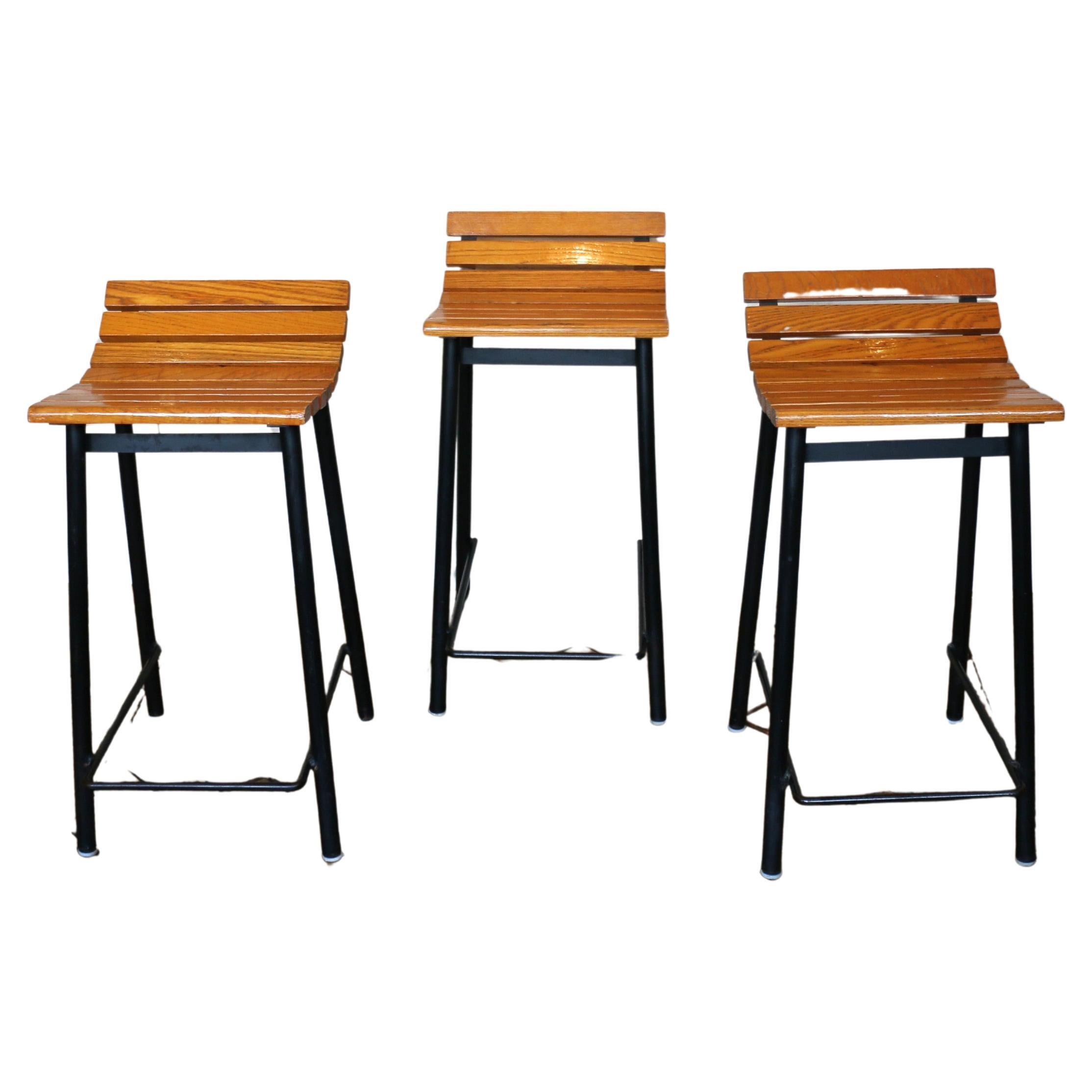 Satz von drei modernen Barhockern aus Eiche und Stahl aus der Mitte des Jahrhunderts, 1960er Jahre im Angebot