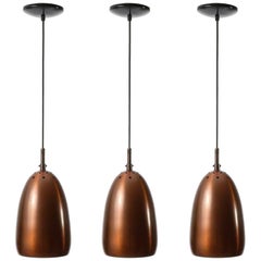 Juego de tres lámparas colgantes modernas de mediados de siglo de cobre patinado, 1960