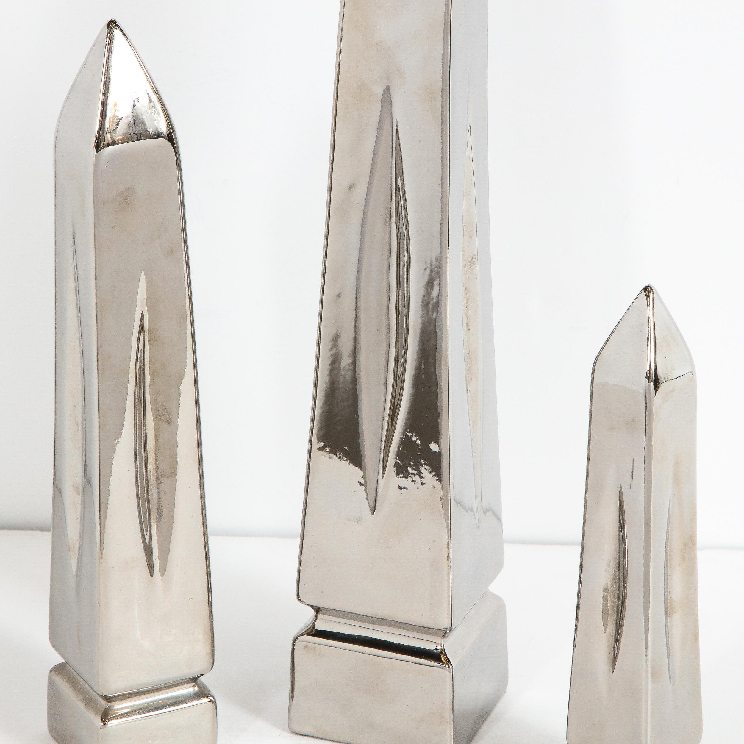 Cet étonnant ensemble de trois sculptures obélisques a été réalisé par Jaru aux États-Unis, vers 1970. Elles présentent des formes d'obélisque avec des corps effilés qui se rejoignent au sommet pour former une pointe, une indentation incisée près de