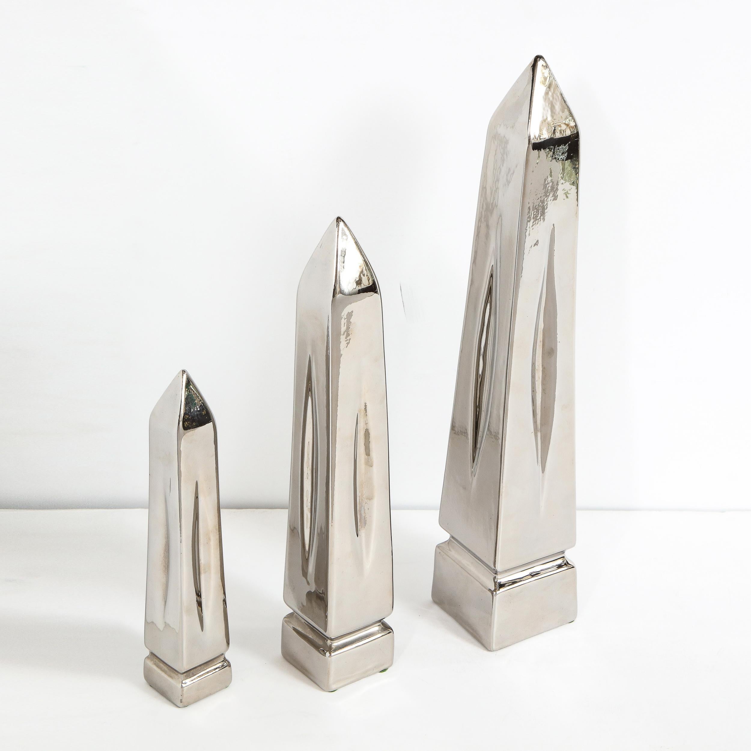 Ensemble de trois sculptures d'obélisques en plaqué platine de style moderne du milieu du siècle, signées Jaru en vente 1