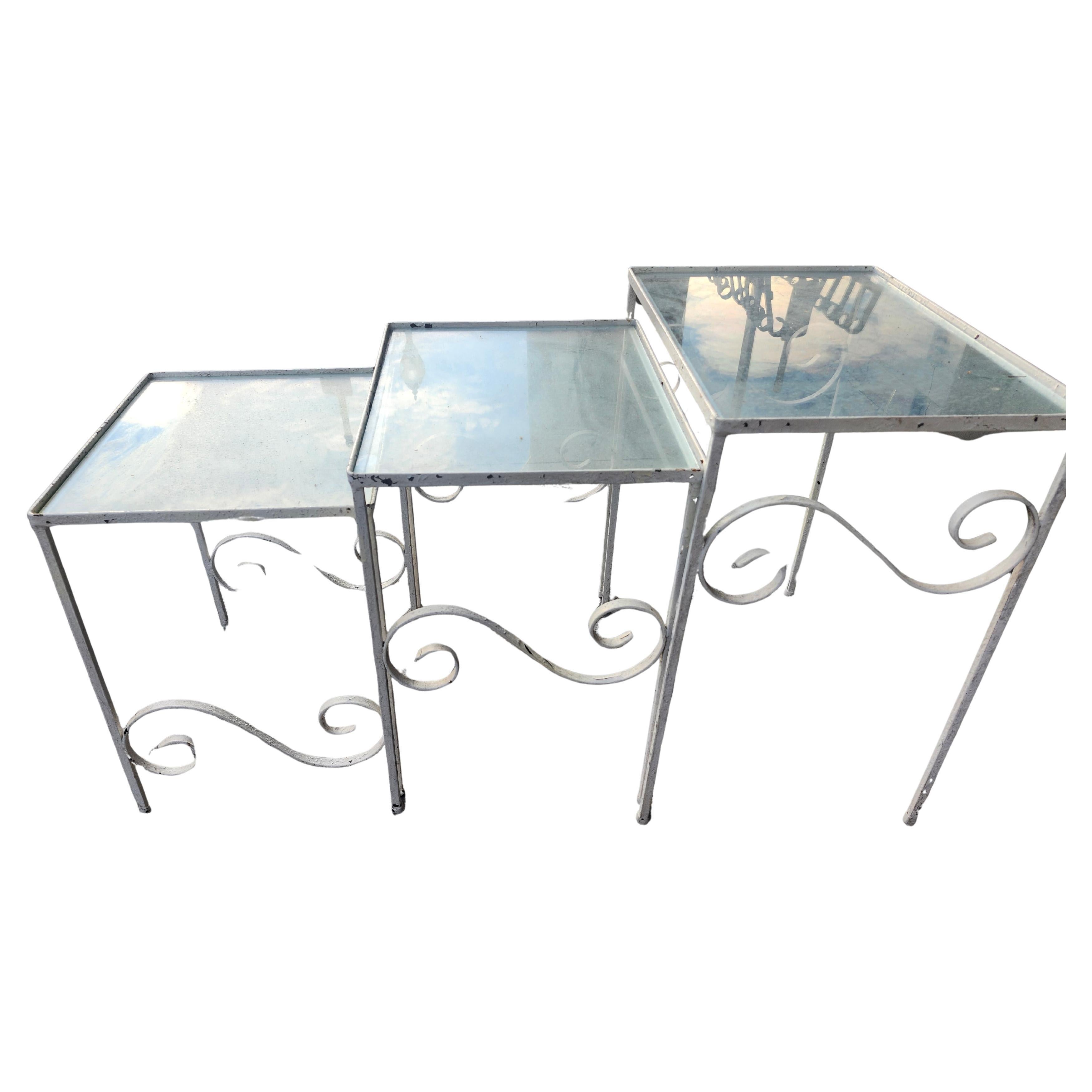 Juego de tres mesas apilables modernas de mediados de siglo con tableros de hierro y cristal By Salterini
