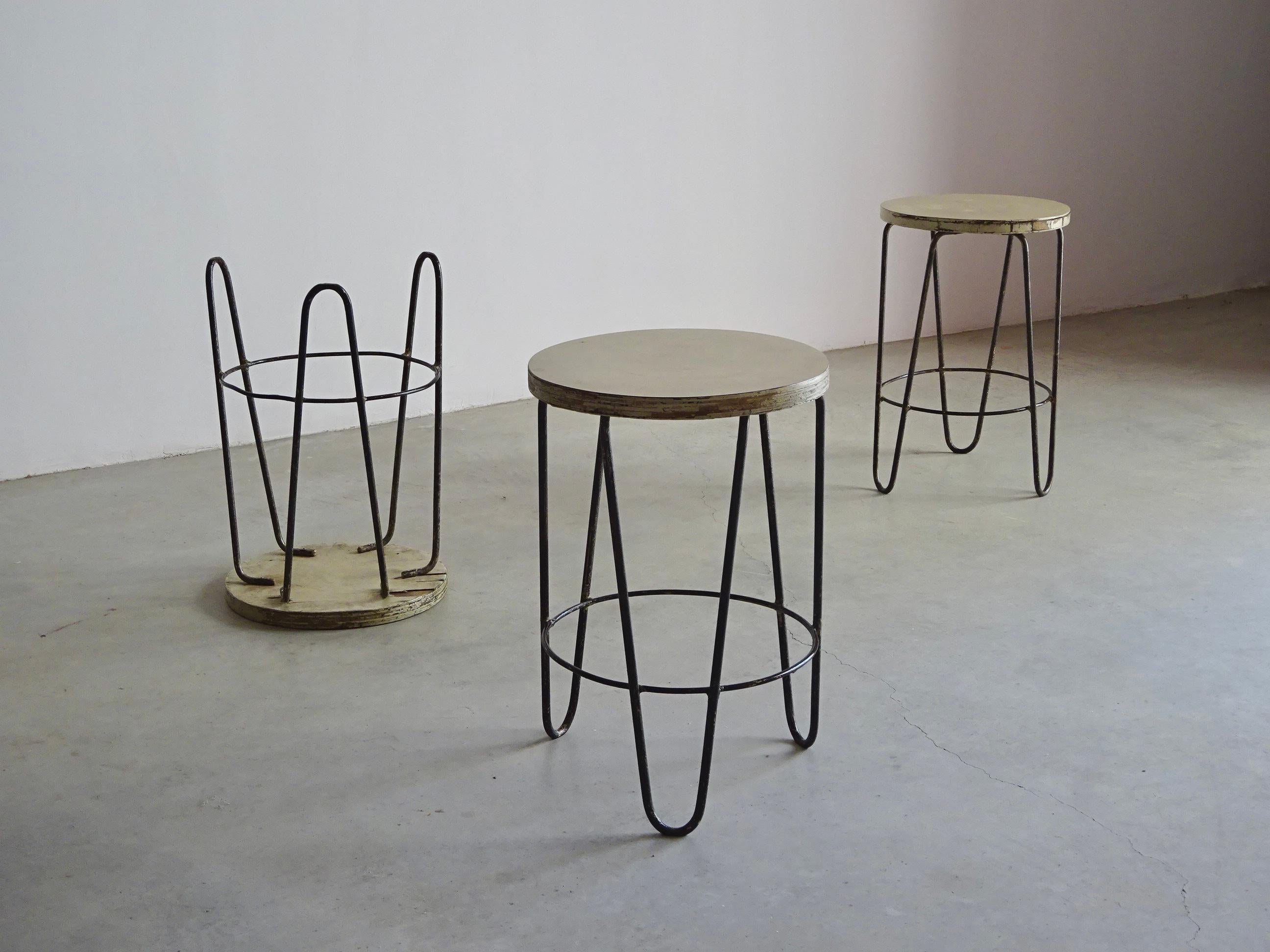 Set di tre sgabelli Mid-Century Modern, base in acciaio tubolare a forma di treppiede e di In condizioni buone in vendita a Barcelona, ES
