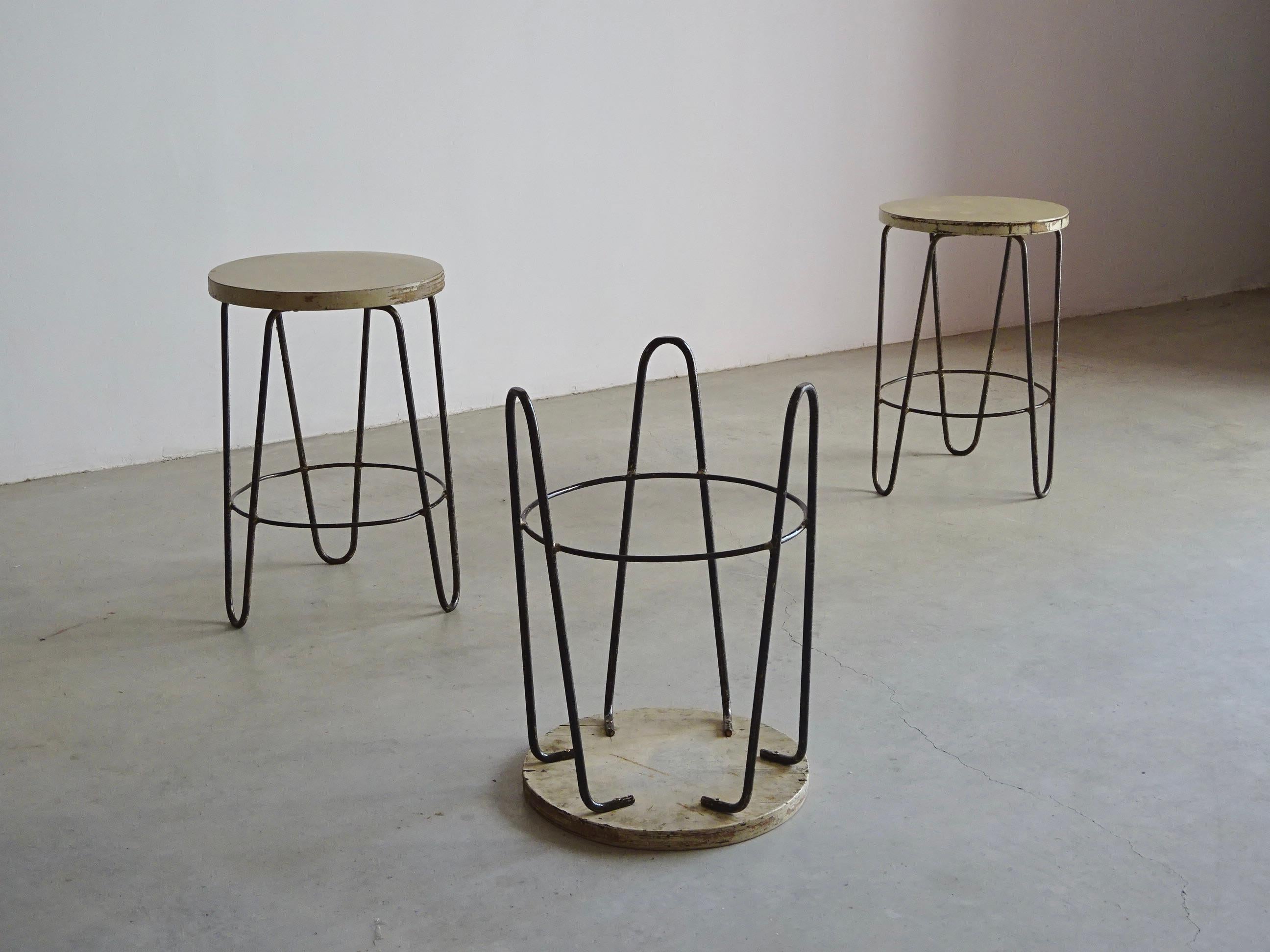 Metà XX secolo Set di tre sgabelli Mid-Century Modern, base in acciaio tubolare a forma di treppiede e di in vendita