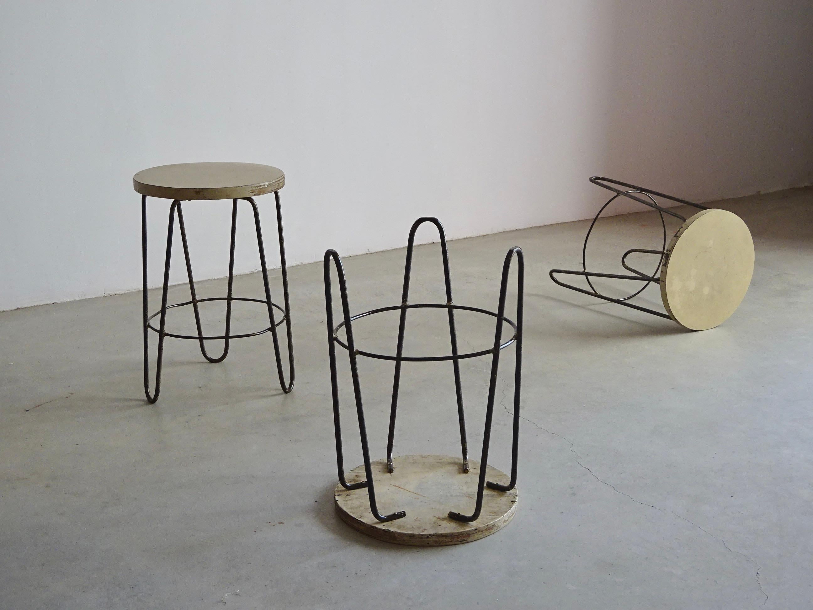 Ferro Set di tre sgabelli Mid-Century Modern, base in acciaio tubolare a forma di treppiede e di in vendita