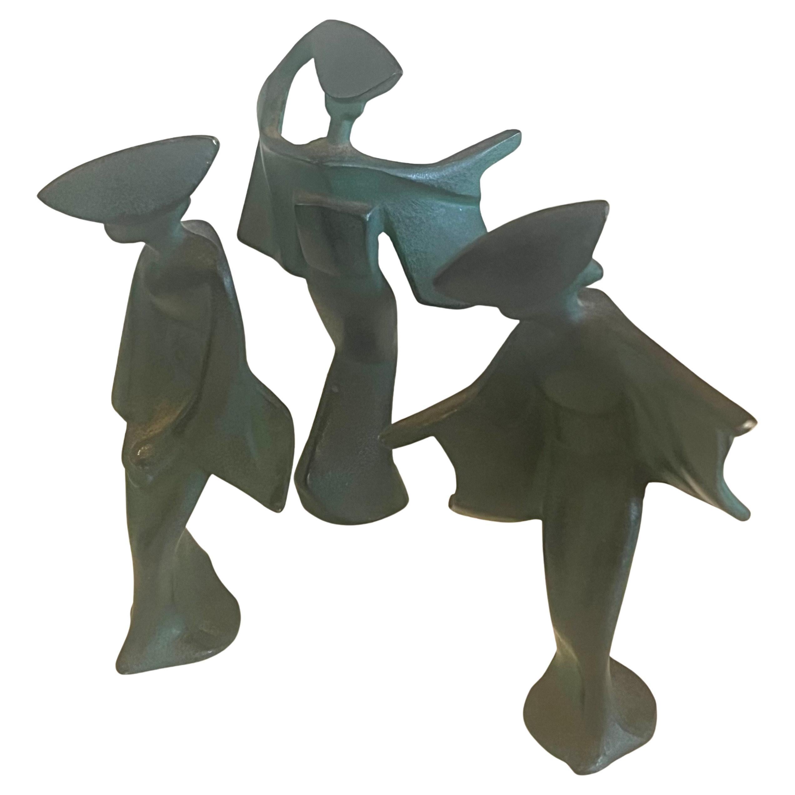Set di tre statuette di geisha giapponese in bronzo, in stile modernista, della metà del secolo scorso