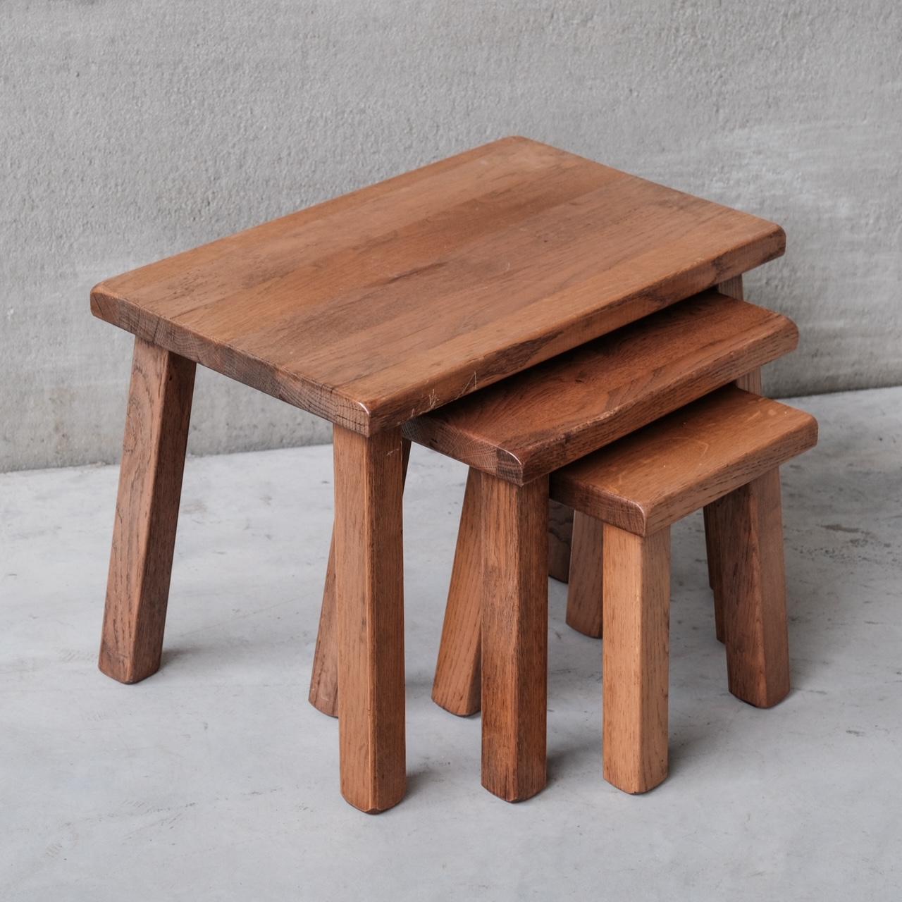 Mid-Century Modern Set of Three Mid-Century Oak Nesting Tables For Sale