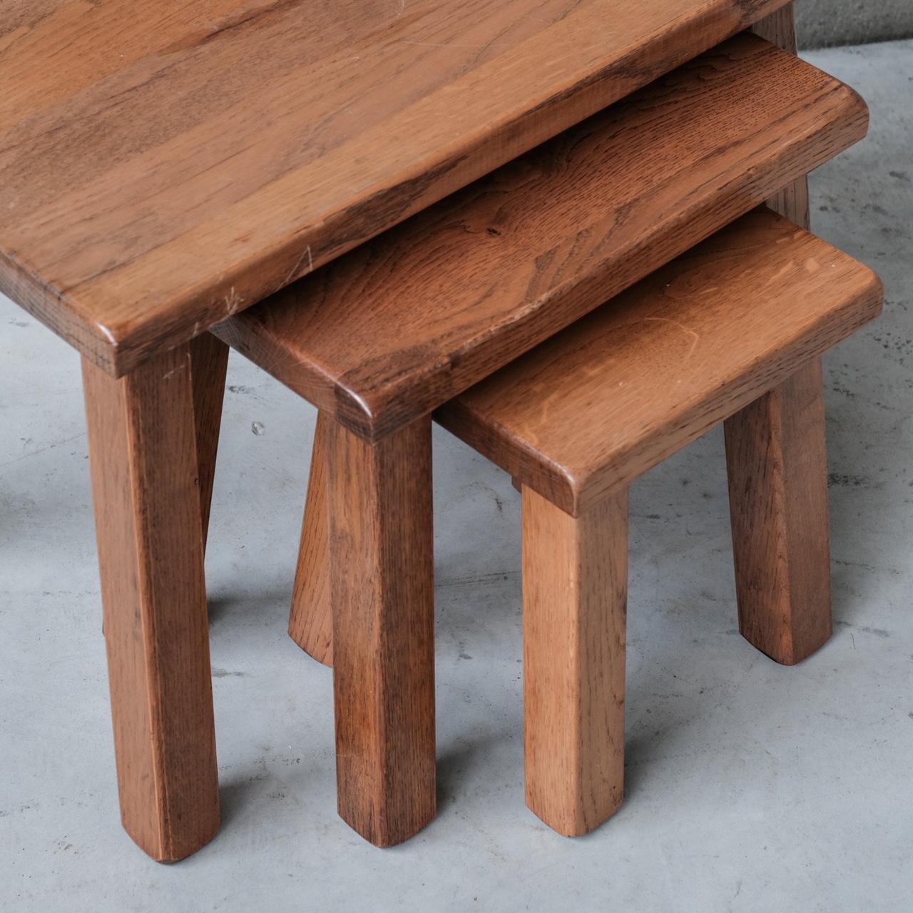 Set of Three Mid-Century Oak Nesting Tables In Good Condition For Sale In London, GB