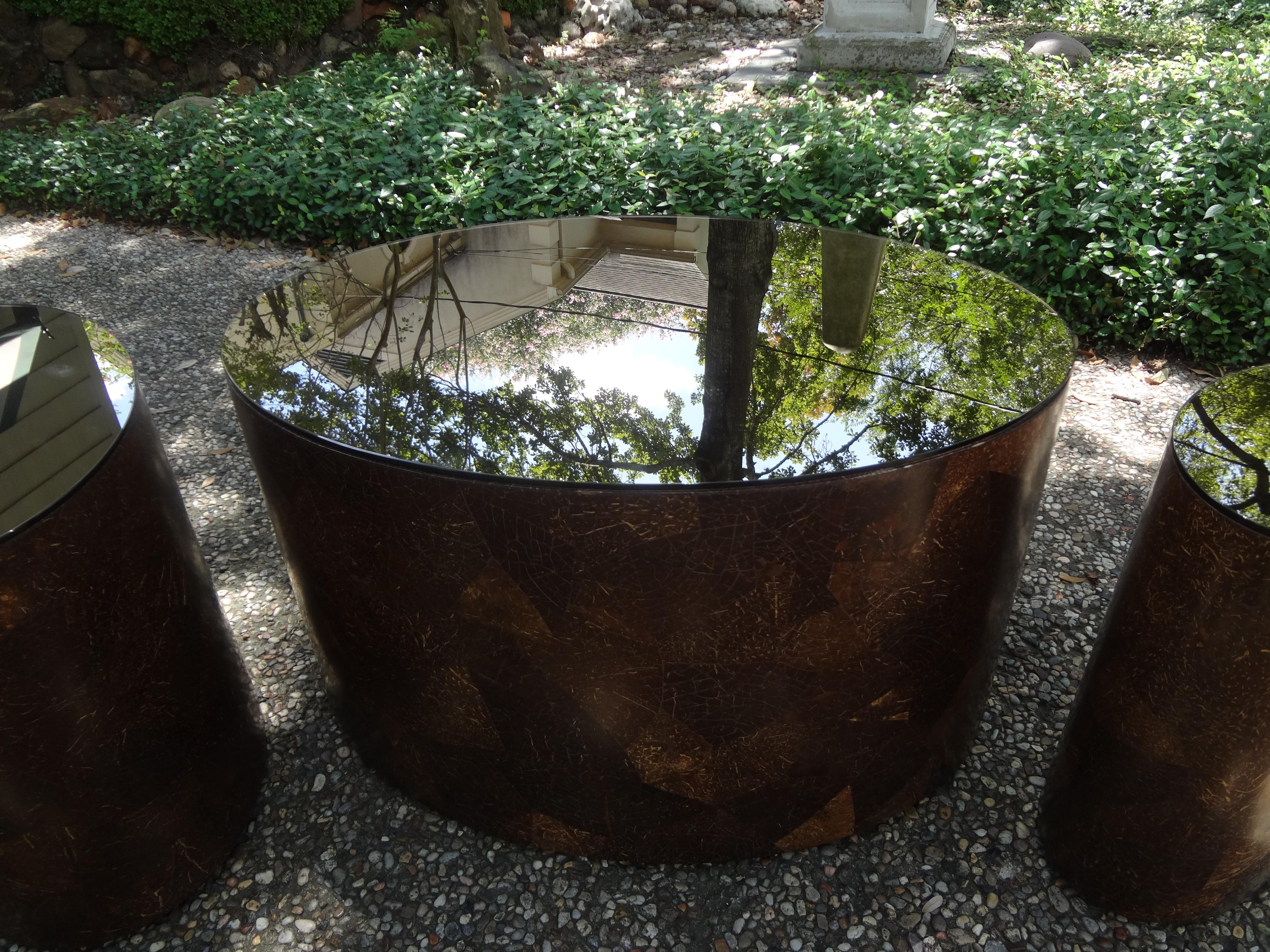 Ovale Kokosnussschalen-Tische im Karl-Springer-Stil mit verspiegelten Bronzeplatten im Angebot 3