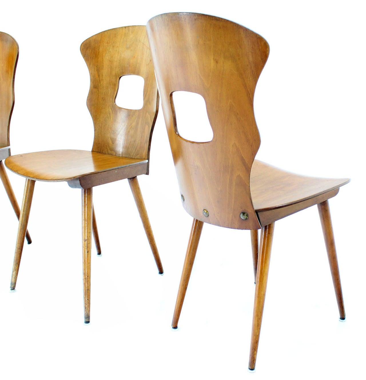 Mid-Century Modern Ensemble de trois chaises modernes suédoises du milieu du siècle en contreplaqué de bouleau moulé pieds Dowels en vente