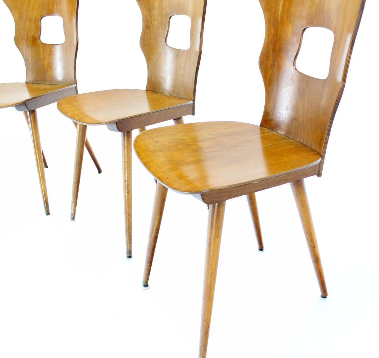 Satz von drei modernen schwedischen Stühlen aus geformter Birke und Sperrholz, Dowels-Beinen, Mid-Century Modern (Lackiert) im Angebot