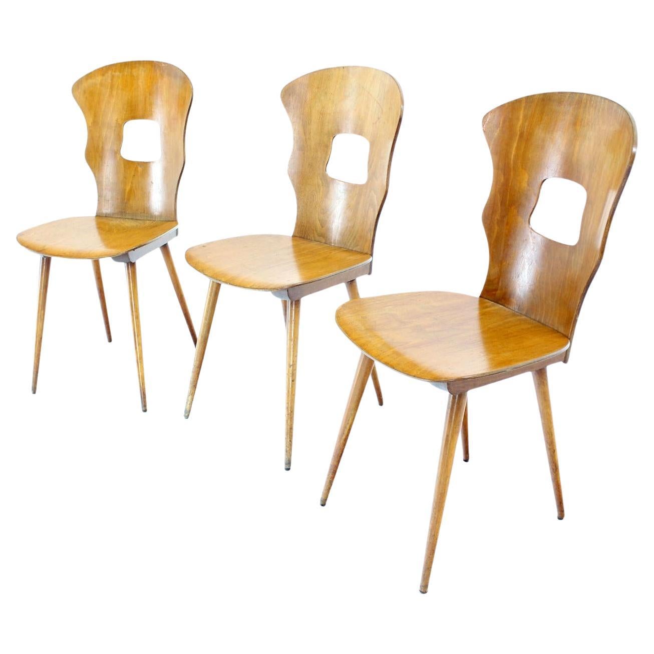 Satz von drei modernen schwedischen Stühlen aus geformter Birke und Sperrholz, Dowels-Beinen, Mid-Century Modern im Angebot