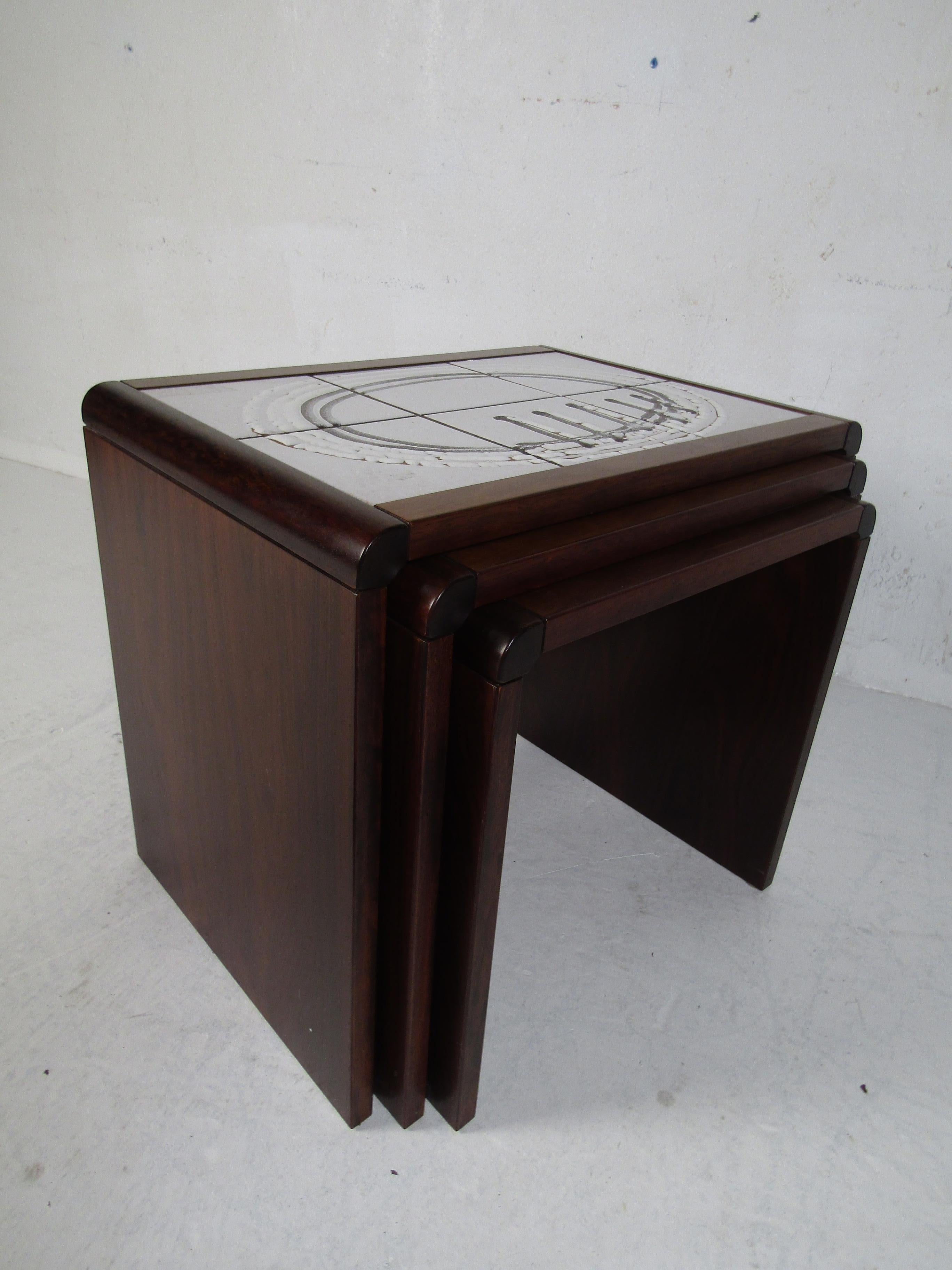 Set of Three Mid-Century Tile-Top Nesting Tables In Good Condition For Sale In Brooklyn, NY