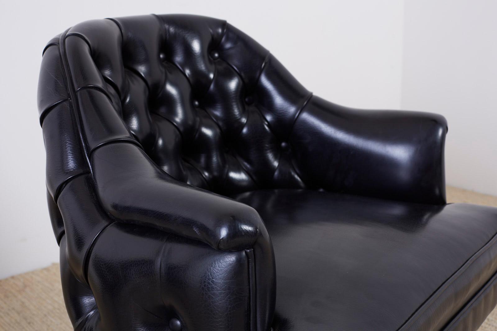 Ensemble de trois fauteuils club en similicuir noir matelassé du milieu du siècle dernier  en vente 11