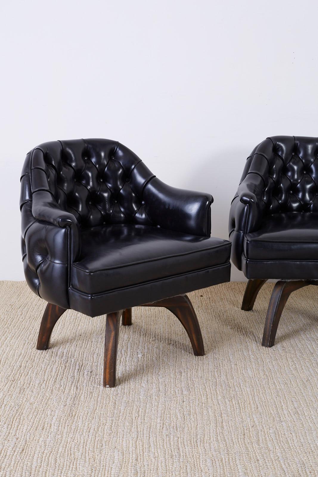 Américain Ensemble de trois fauteuils club en similicuir noir matelassé du milieu du siècle dernier  en vente