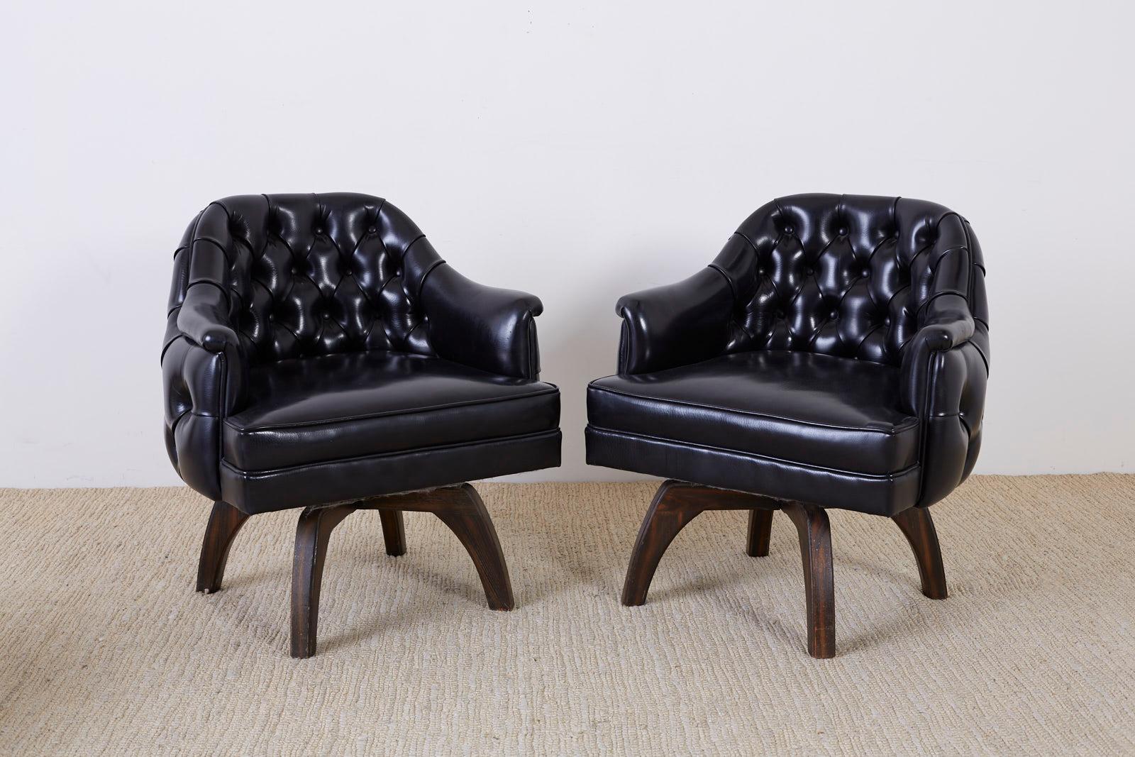Ensemble de trois fauteuils club en similicuir noir matelassé du milieu du siècle dernier  Bon état - En vente à Rio Vista, CA