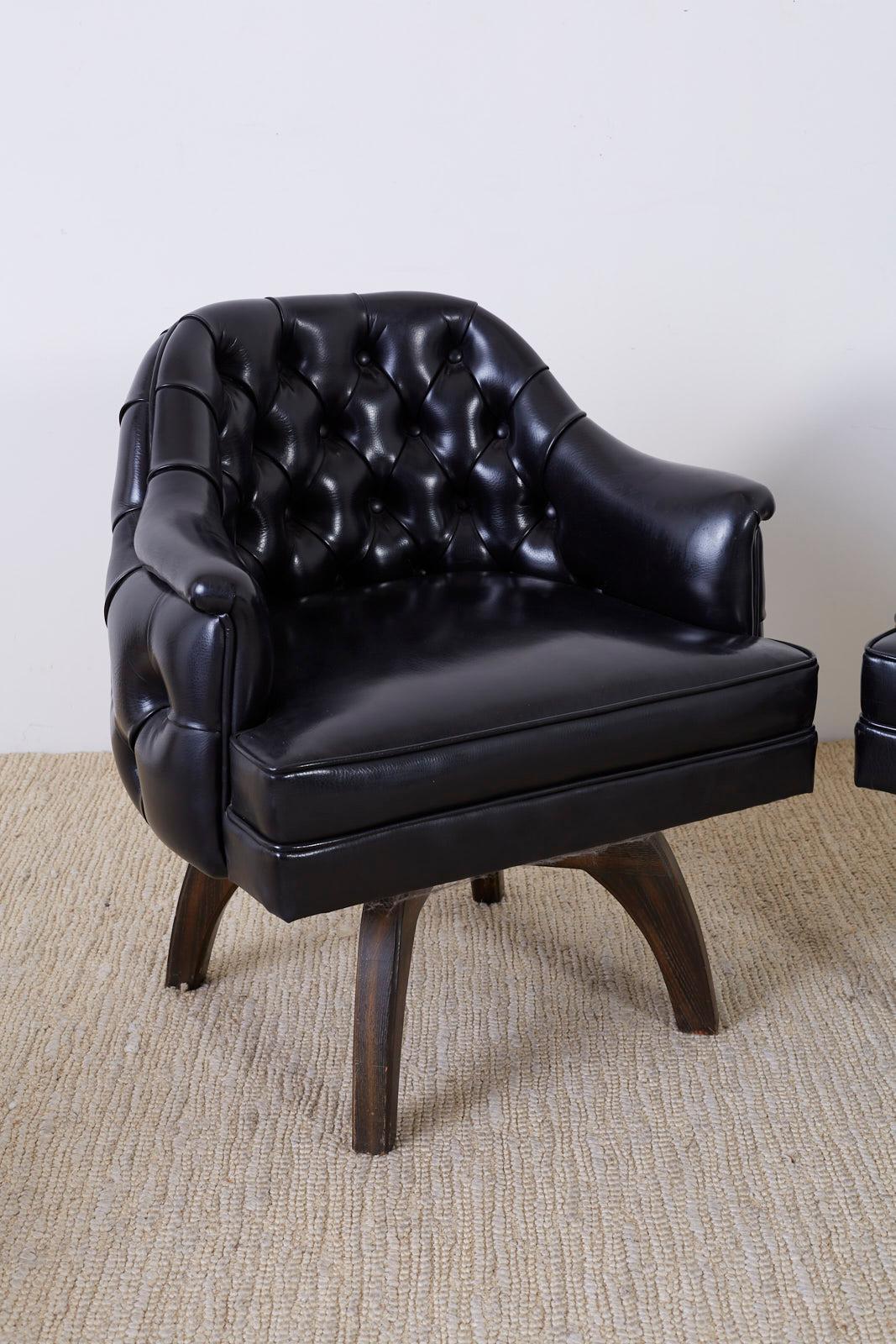 20ième siècle Ensemble de trois fauteuils club en similicuir noir matelassé du milieu du siècle dernier  en vente
