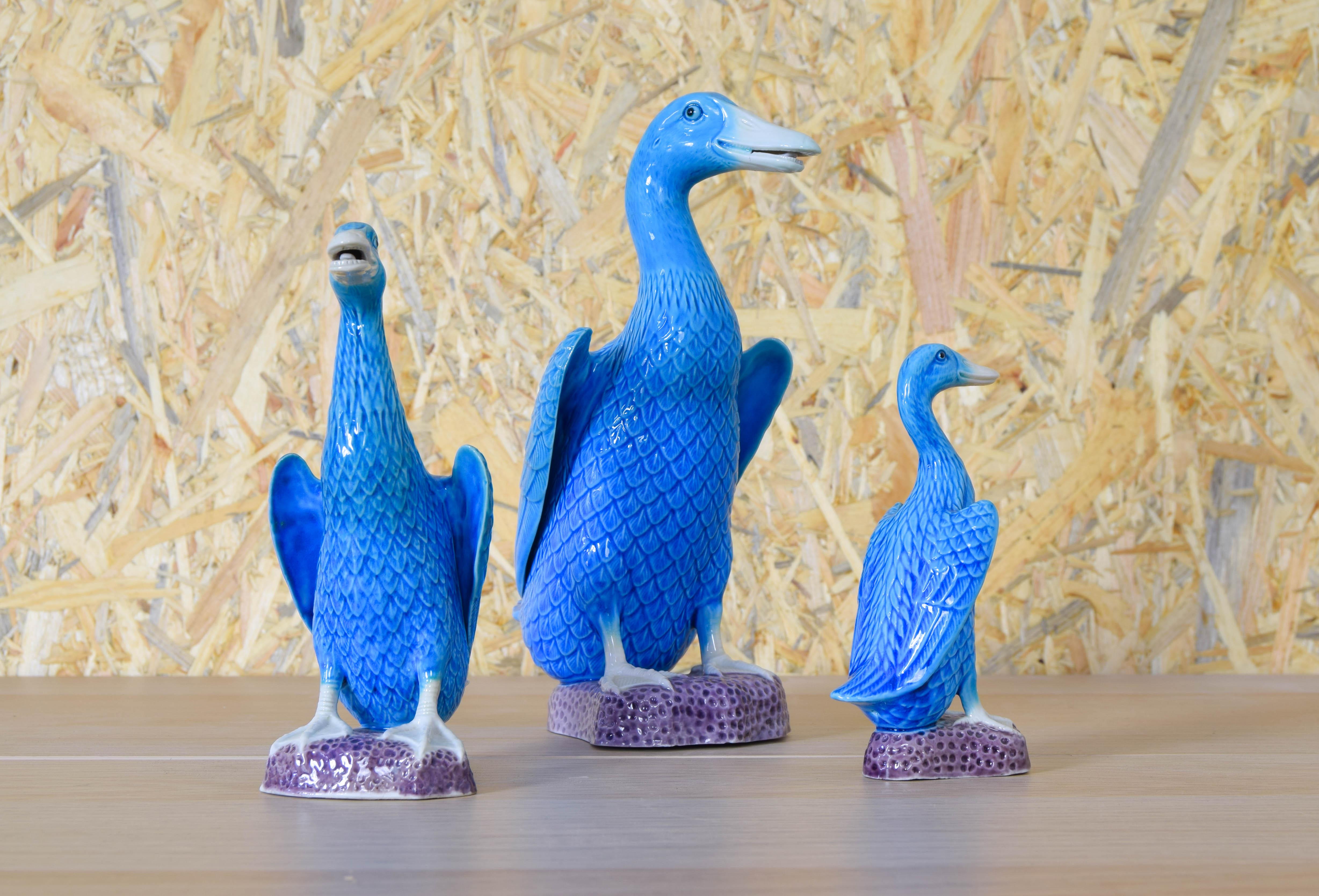 Beautiful set of turquoise Chinese porcelain pieces.
This family of ducks is in very good condition. The mother duck has an old crack on her neck but it is practically imperceptible even knowing where she is (see last photo).

Big Duck