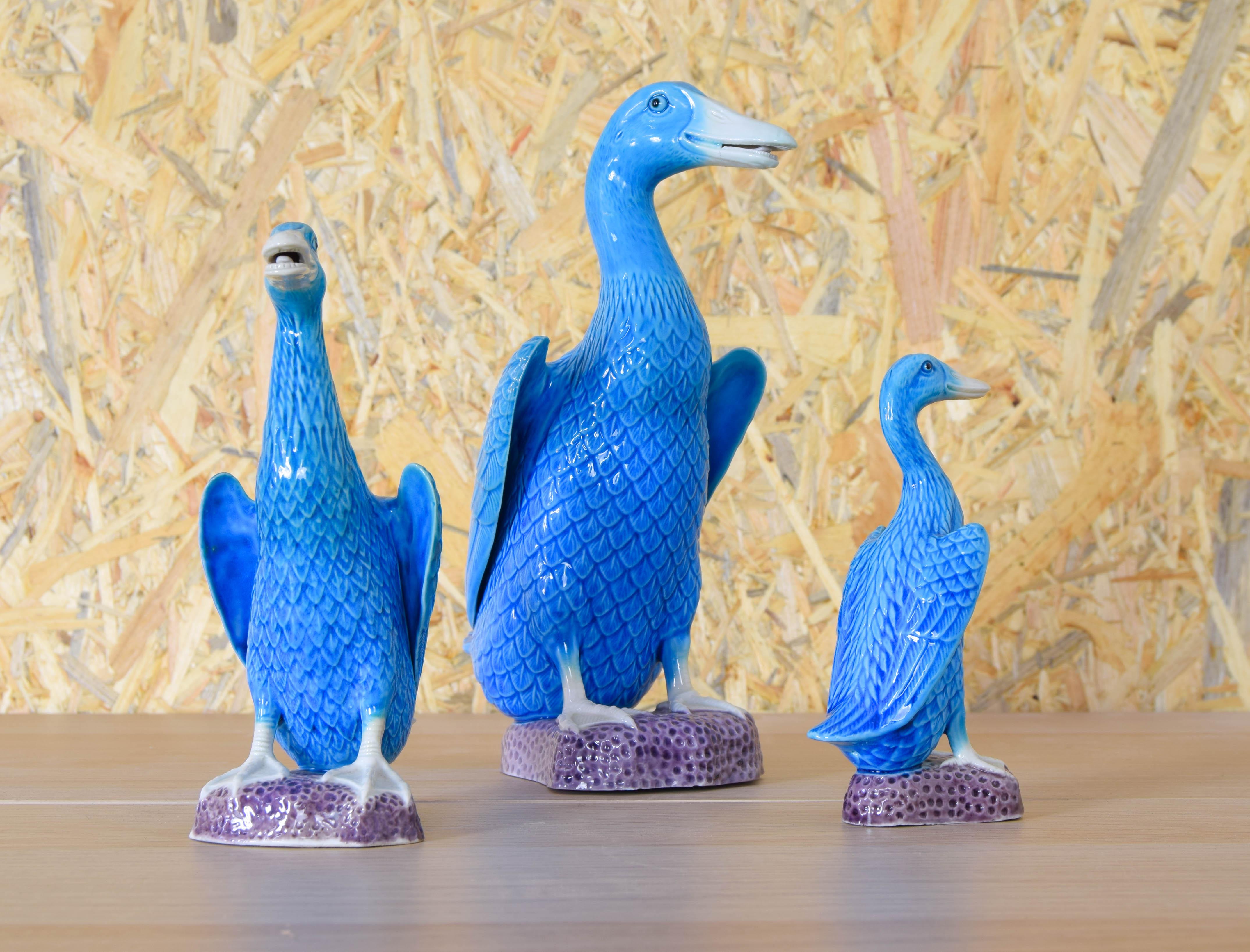 Mid-Century Modern Ensemble de trois canards Foo du milieu du siècle turquoise, fabriqués en porcelaine chinoise des années 50 en vente