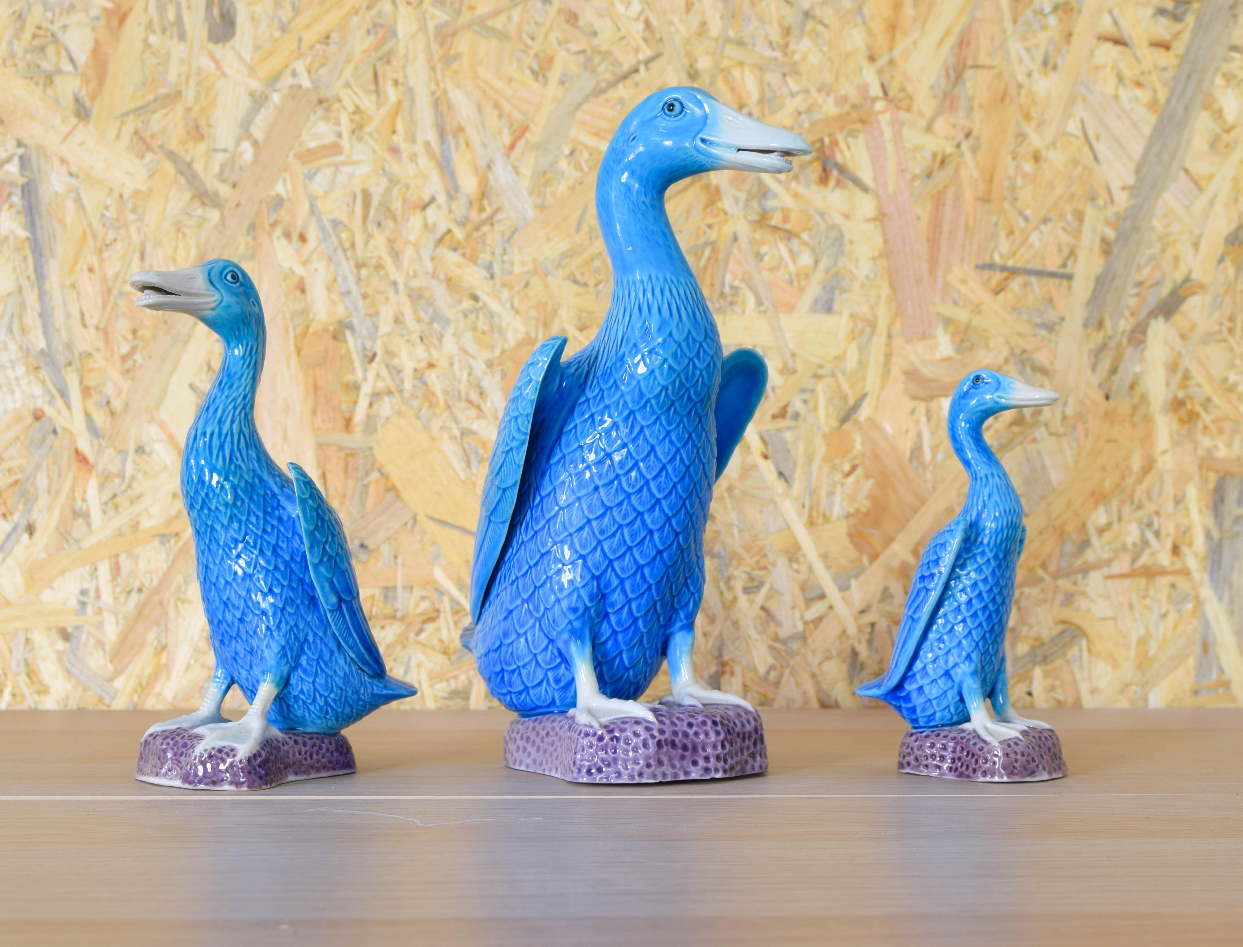 20th Century Set of three Mid Century Turquoise Foo Ducks, made of Chinese Porcelain 50s For Sale