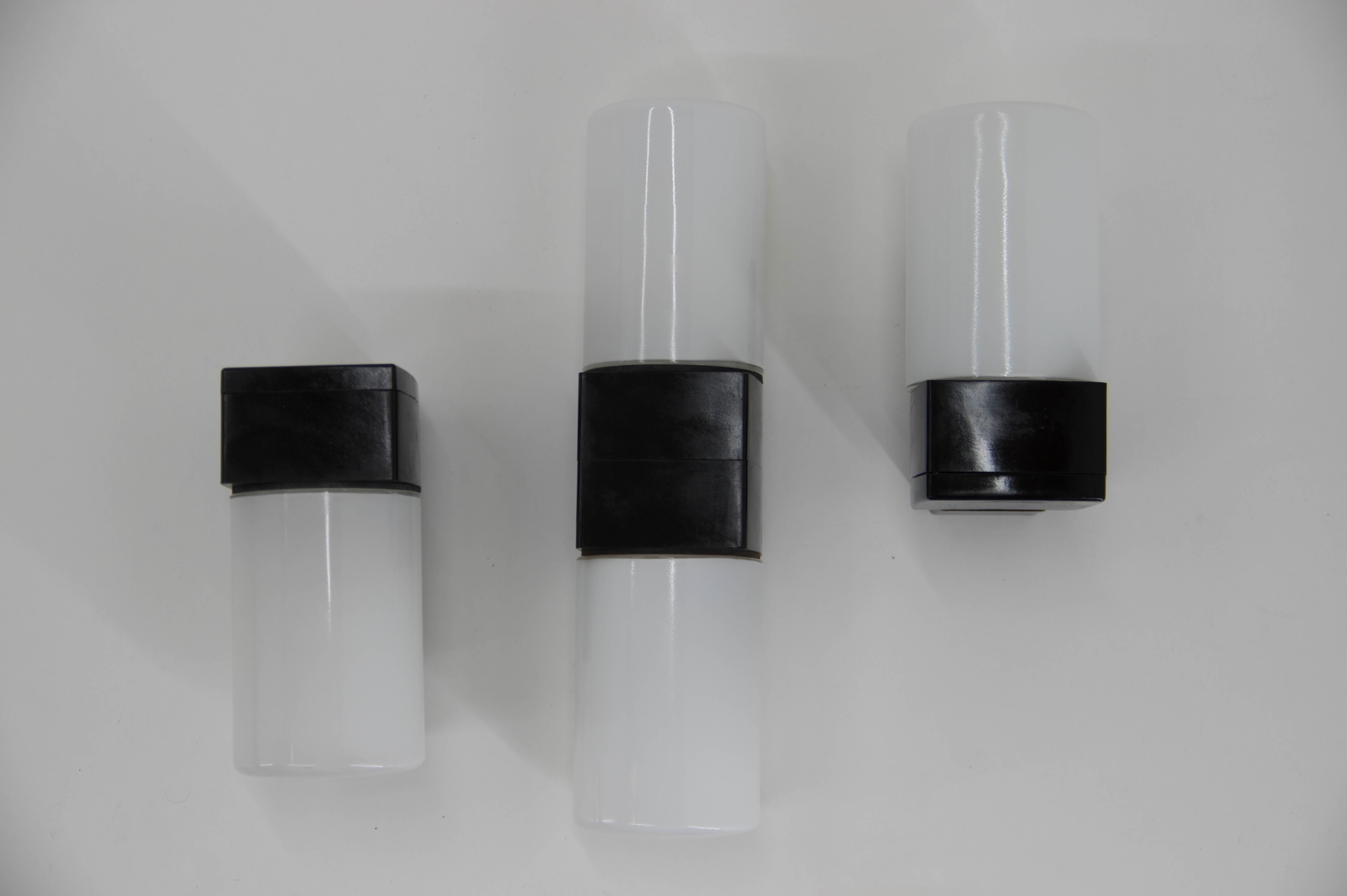 Set von drei Mid-Century-Wandlampen, 1950er Jahre (Opalglas) im Angebot