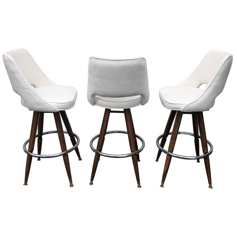 Set of Three Mid-Century White Faux-Suede Bar Stools For Sale 1