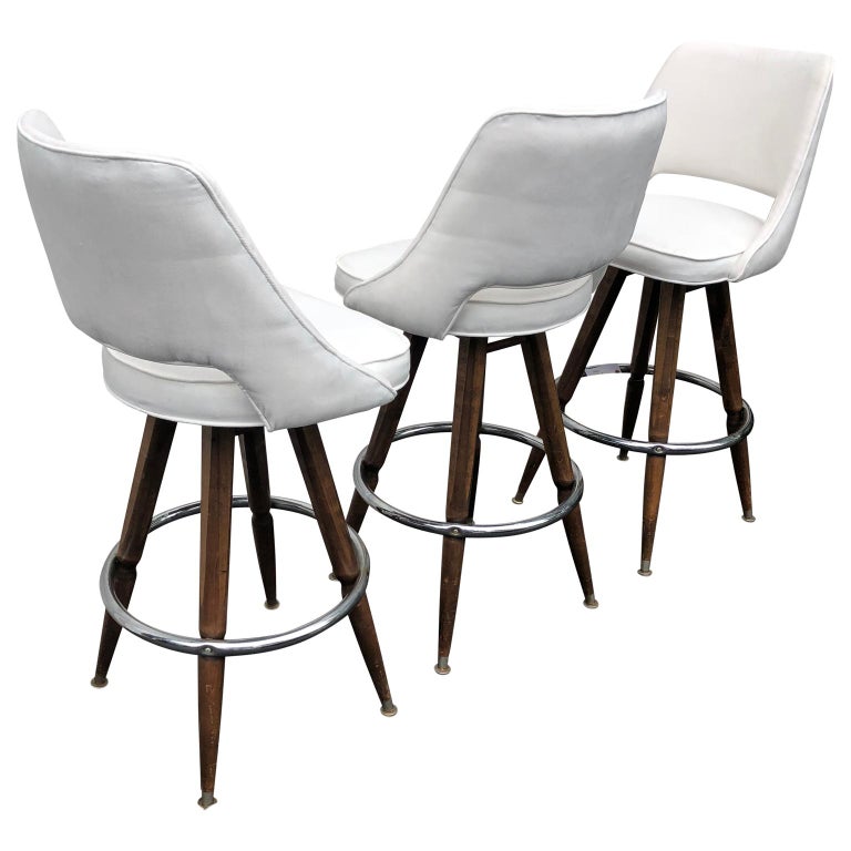 Set of Three Mid-Century White Faux-Suede Bar Stools For Sale 3