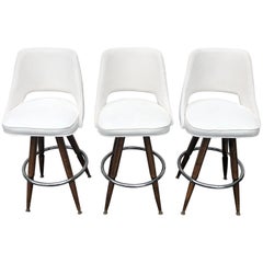 Ensemble de trois tabourets de bar en faux daim blanc du milieu du siècle dernier