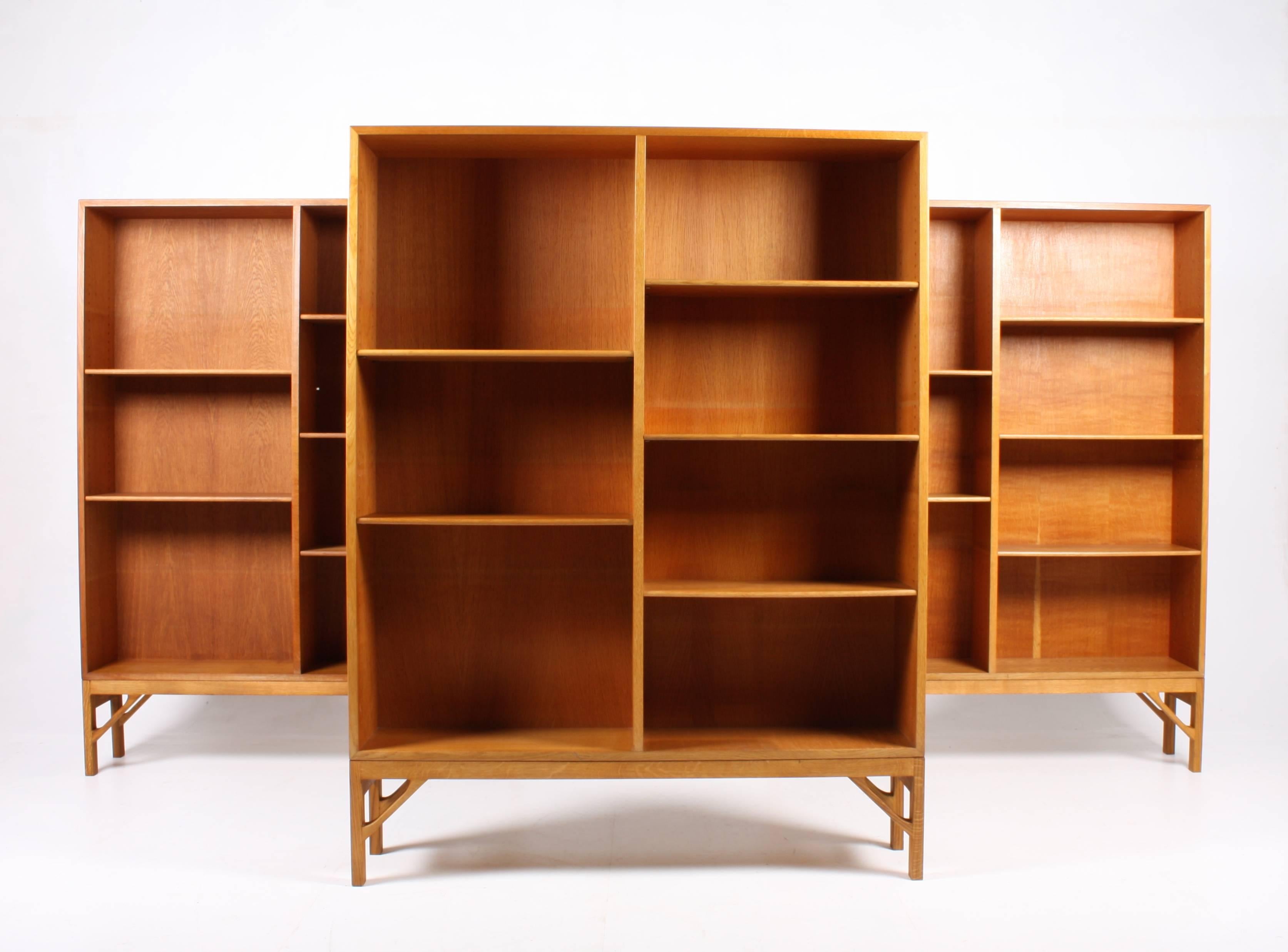 Great looking three-section bookcase in wax finished oak designed by Børge Mogensen M.A.A. for FDB Furniture in 1958. The bookcases have adjustable shelfs and stands on a 