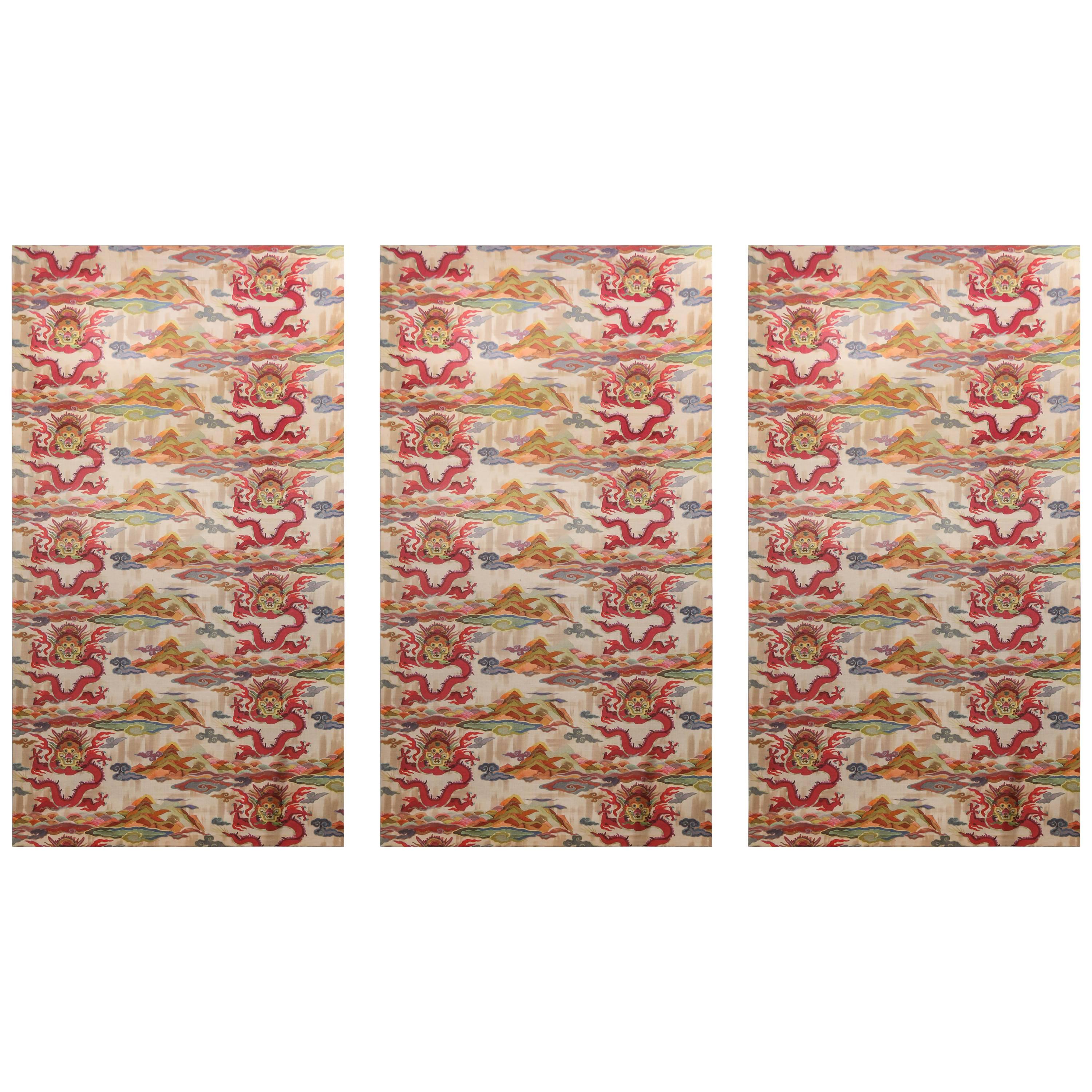 Satz von drei farbenfrohen Chinoiserie-Stofftafeln aus der Mitte des Jahrhunderts:: gefunden in Frankreich