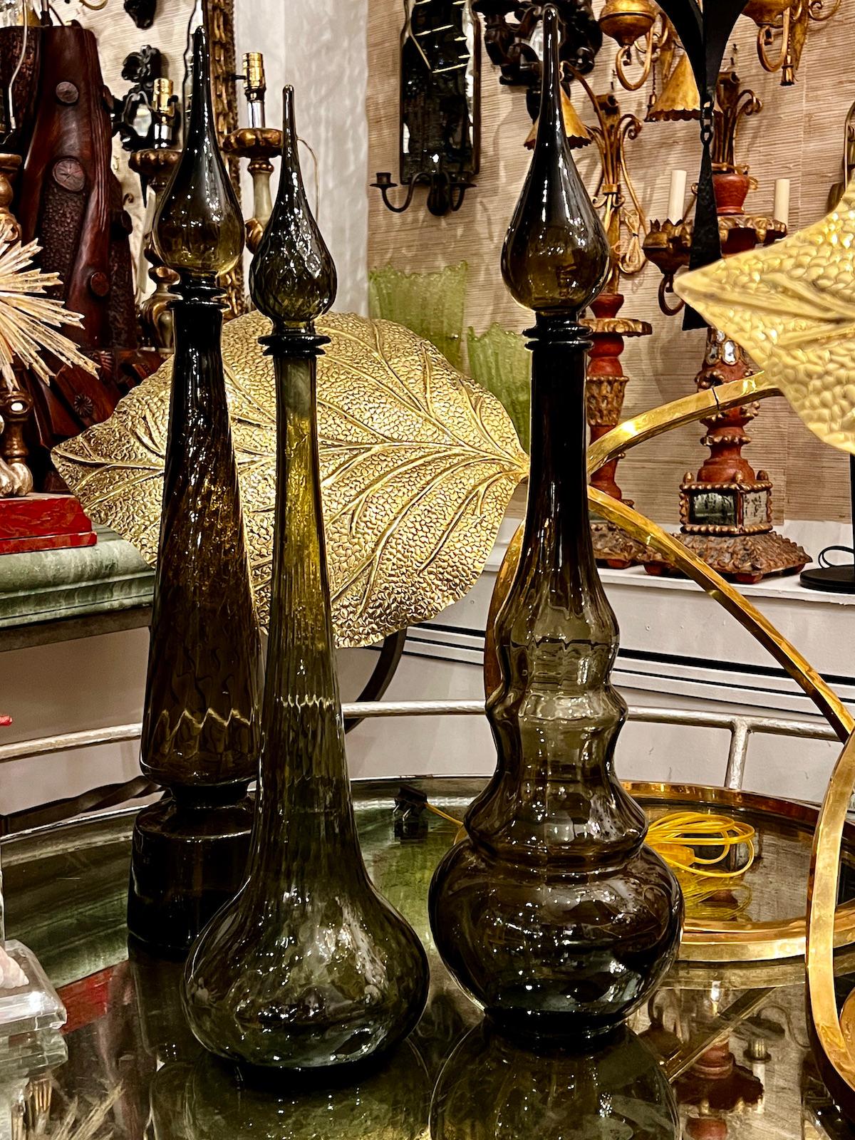 Set von drei dekorativen Dekanter aus der Mitte des Jahrhunderts (Mitte des 20. Jahrhunderts) im Angebot