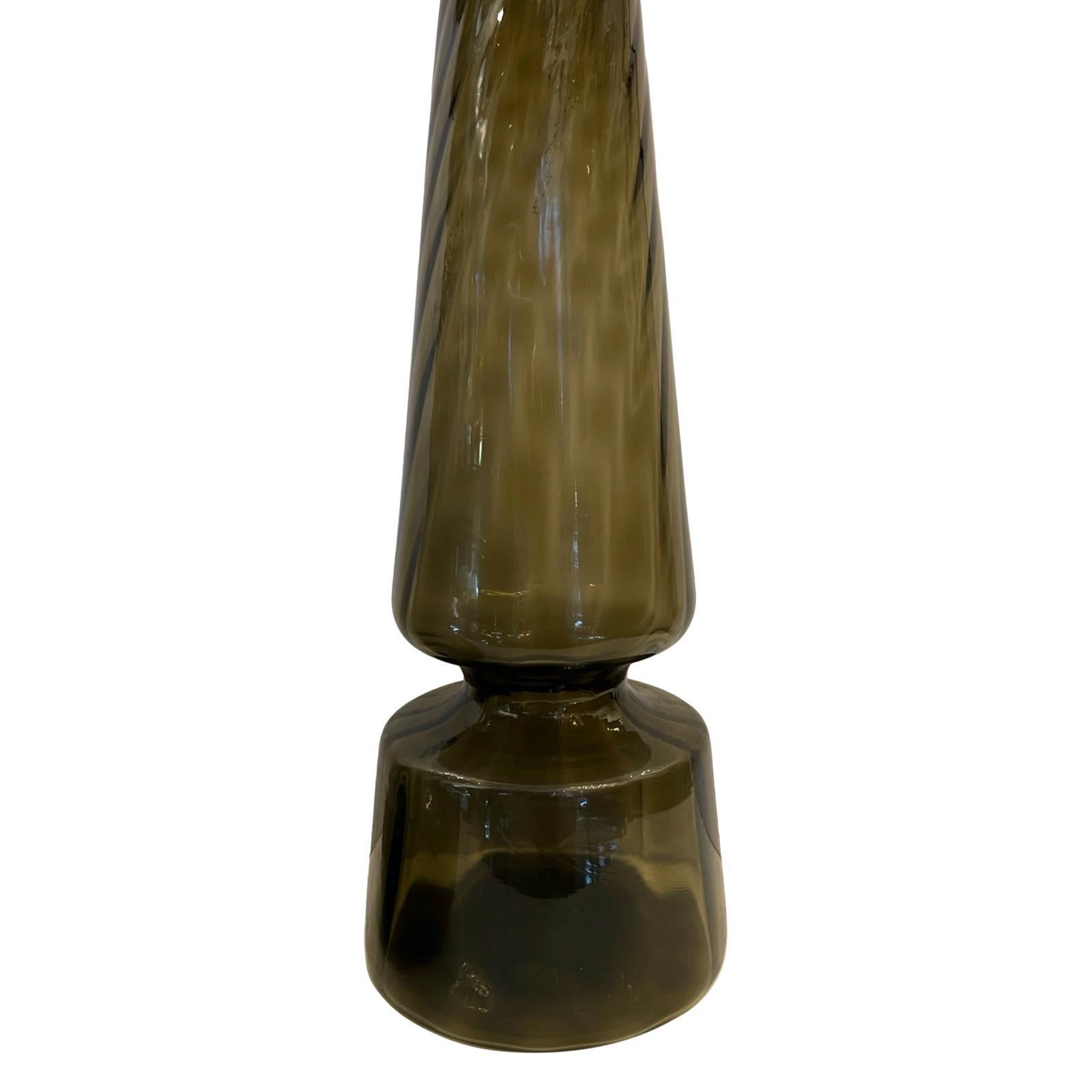 Vetro soffiato Set di tre decanter decorativi di metà secolo in vendita