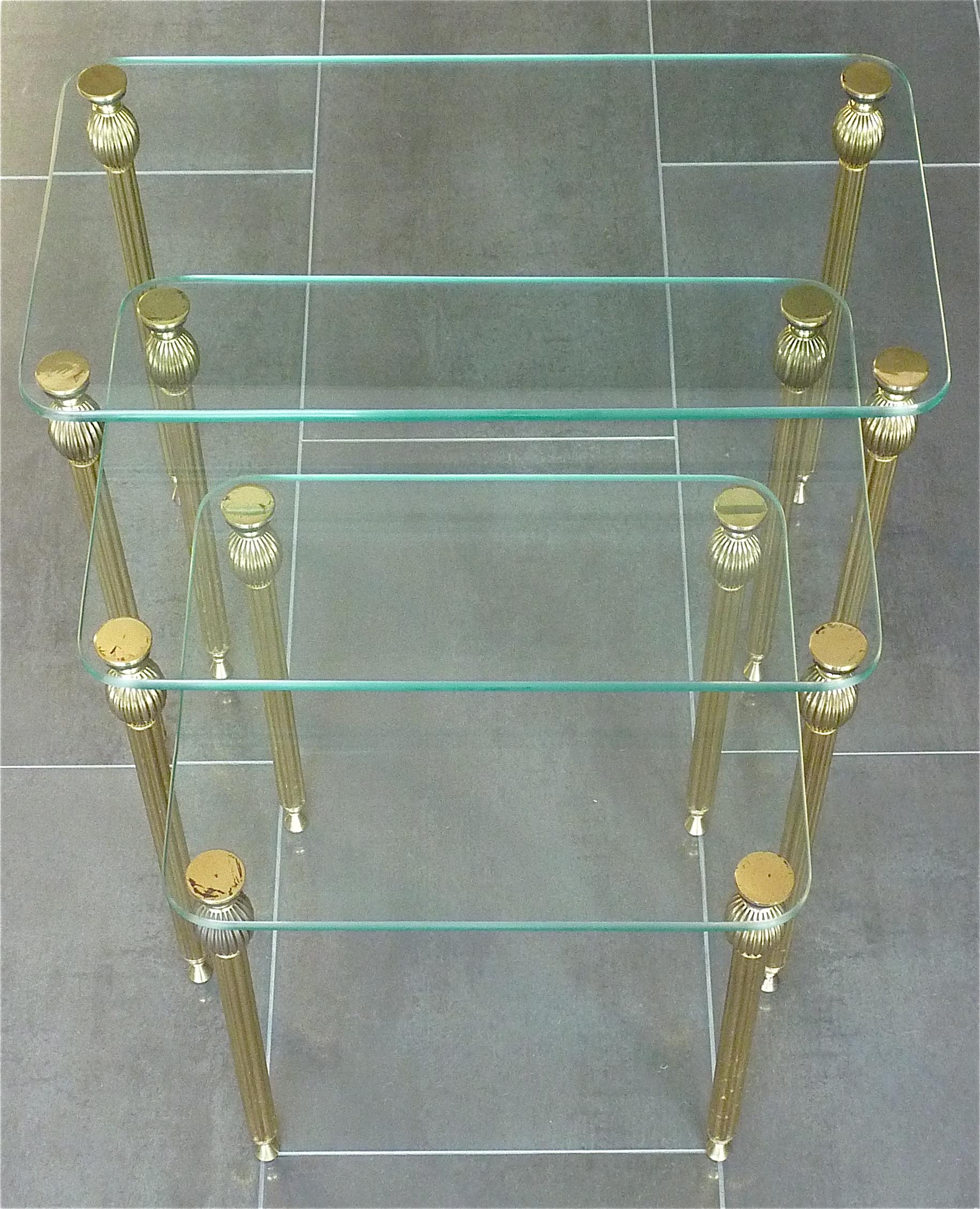 Ensemble de trois tables d'appoint gigognes en laiton et verre de la Maison Baguès Jansen, milieu du siècle dernier en vente 3