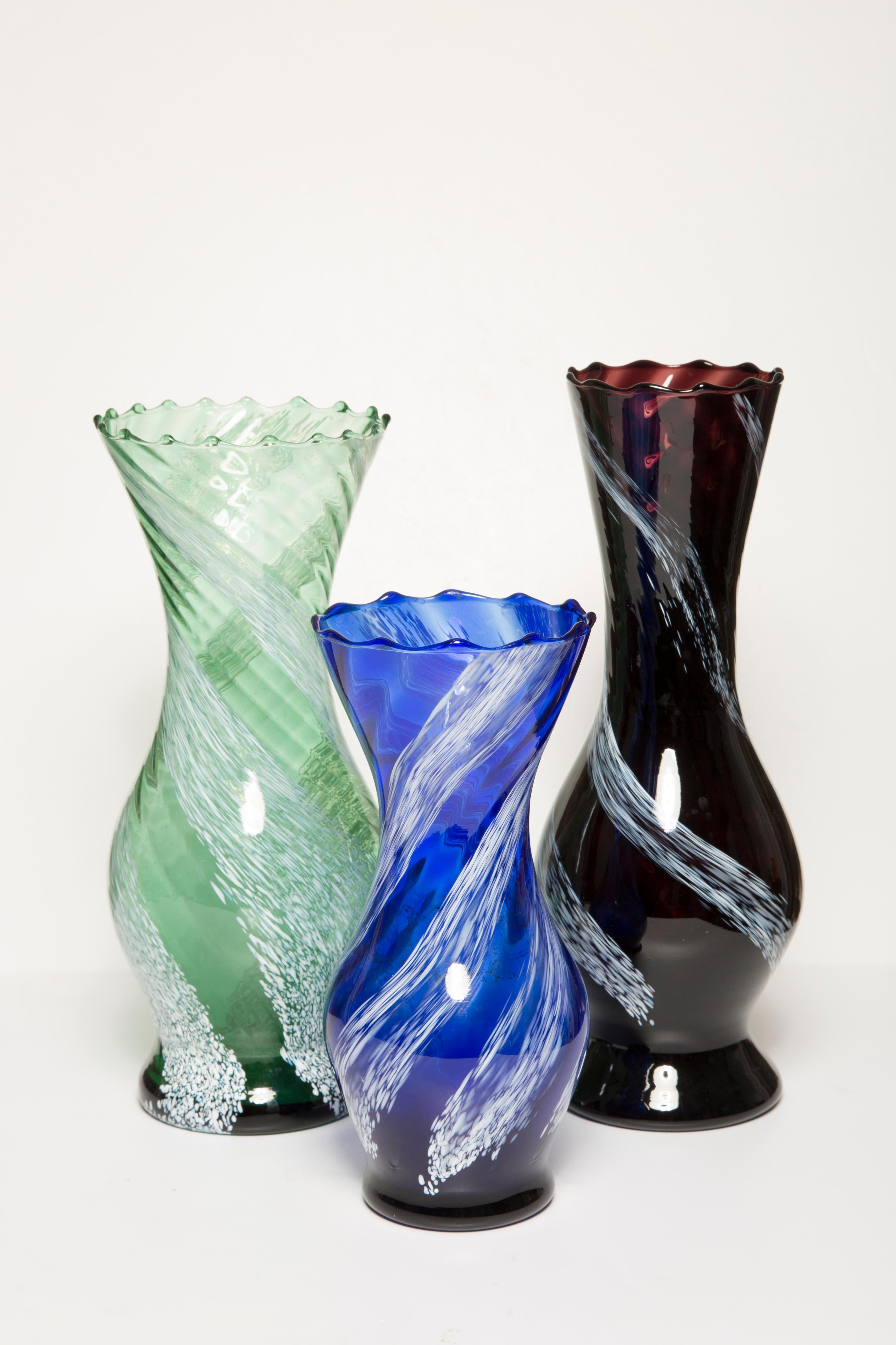 Ensemble de trois vases aux formes organiques étonnantes. 
Produit dans les années 1960. Verre en parfait état. 
Le vase a l'air d'avoir été sorti de sa boîte.

Pas d'éclats, de défauts, etc.etc. La surface extérieure en relief, l'intérieur lisse.