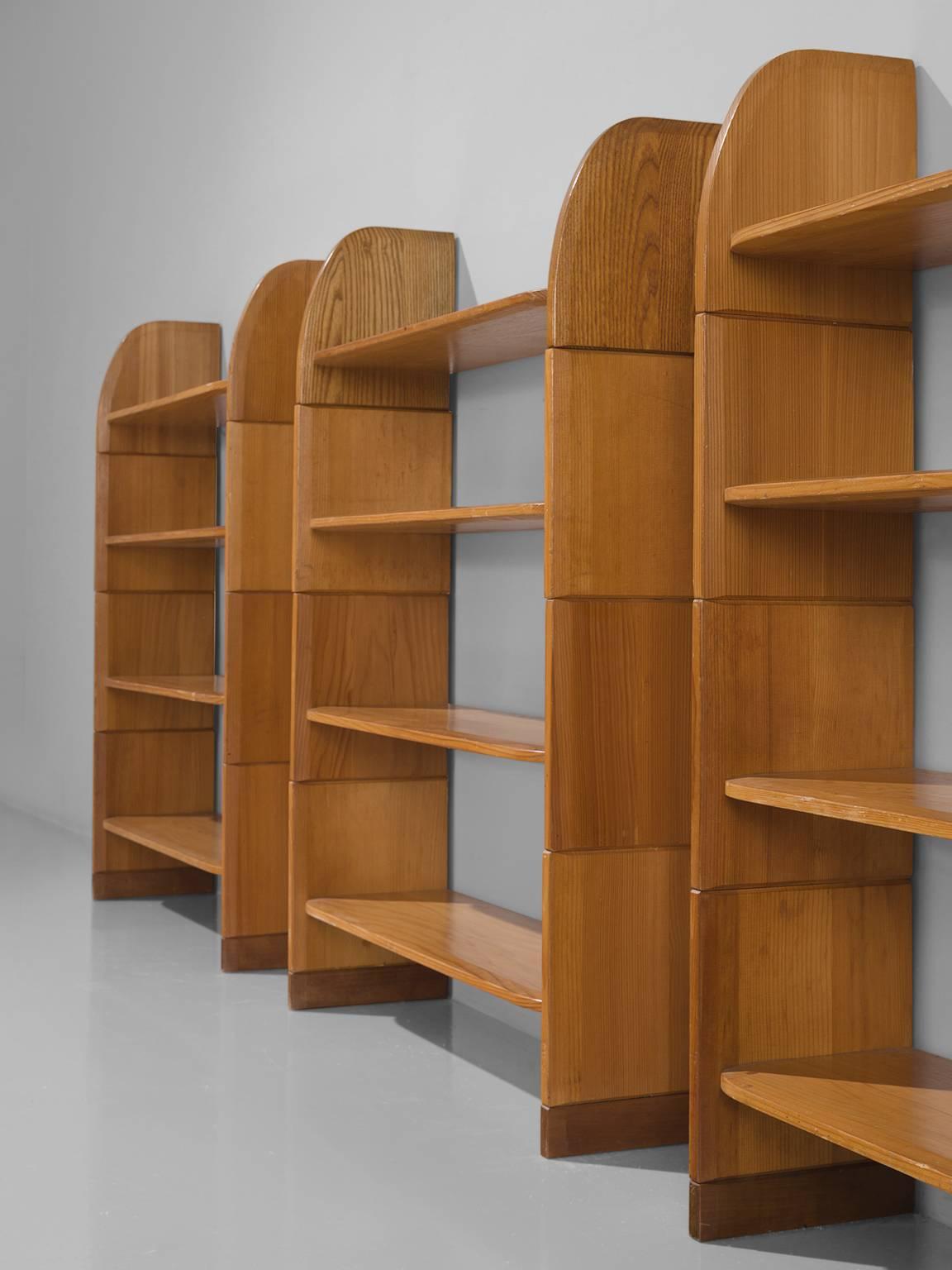 Set of Three 'Milani' Solid Pine Bookshelves, Swiss, 1947 In Good Condition In Waalwijk, NL