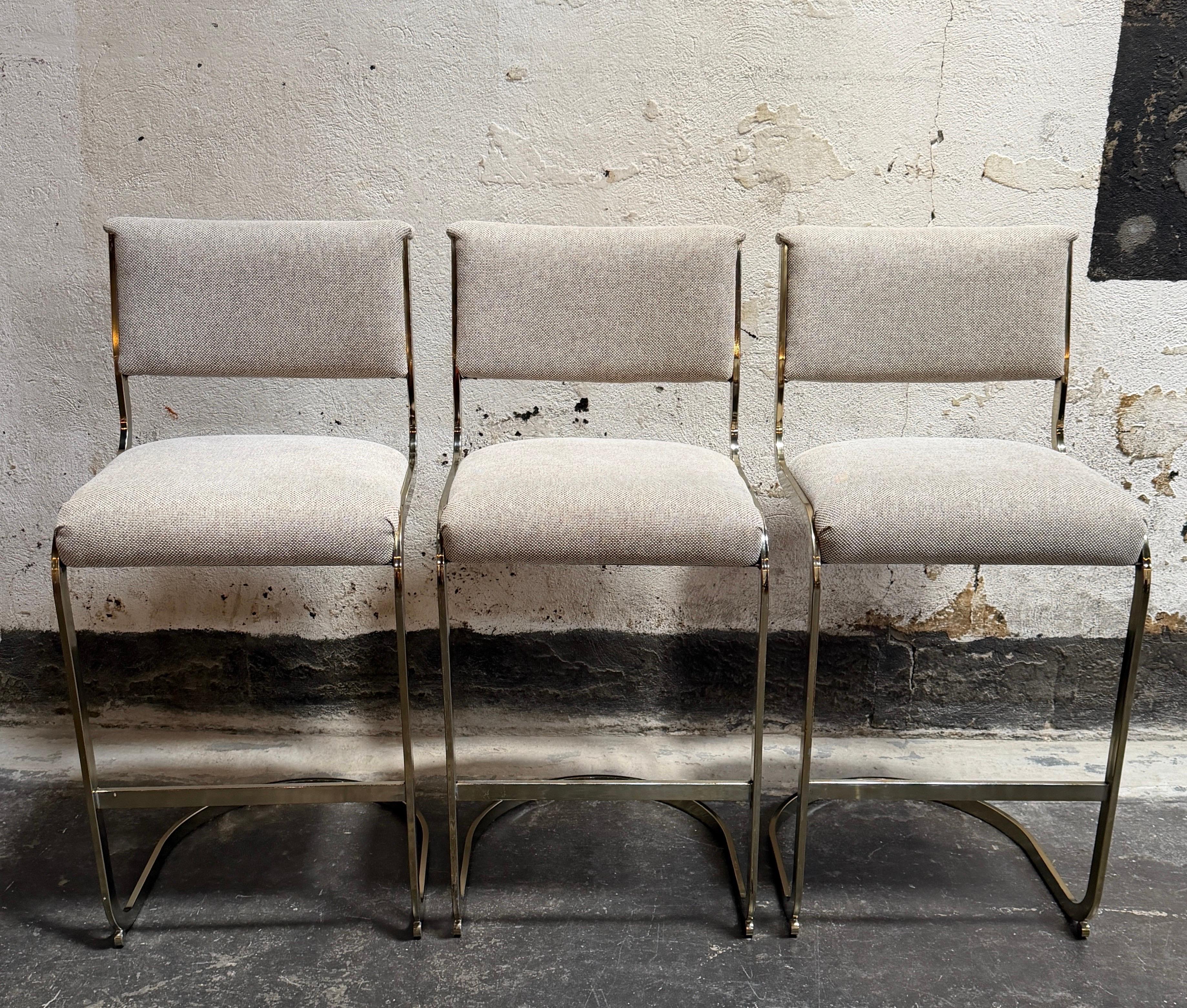 Juego de tres taburetes de bar modernistas de latón estilo Milo Baughman de Cal-Style c. 1970 Moderno en venta