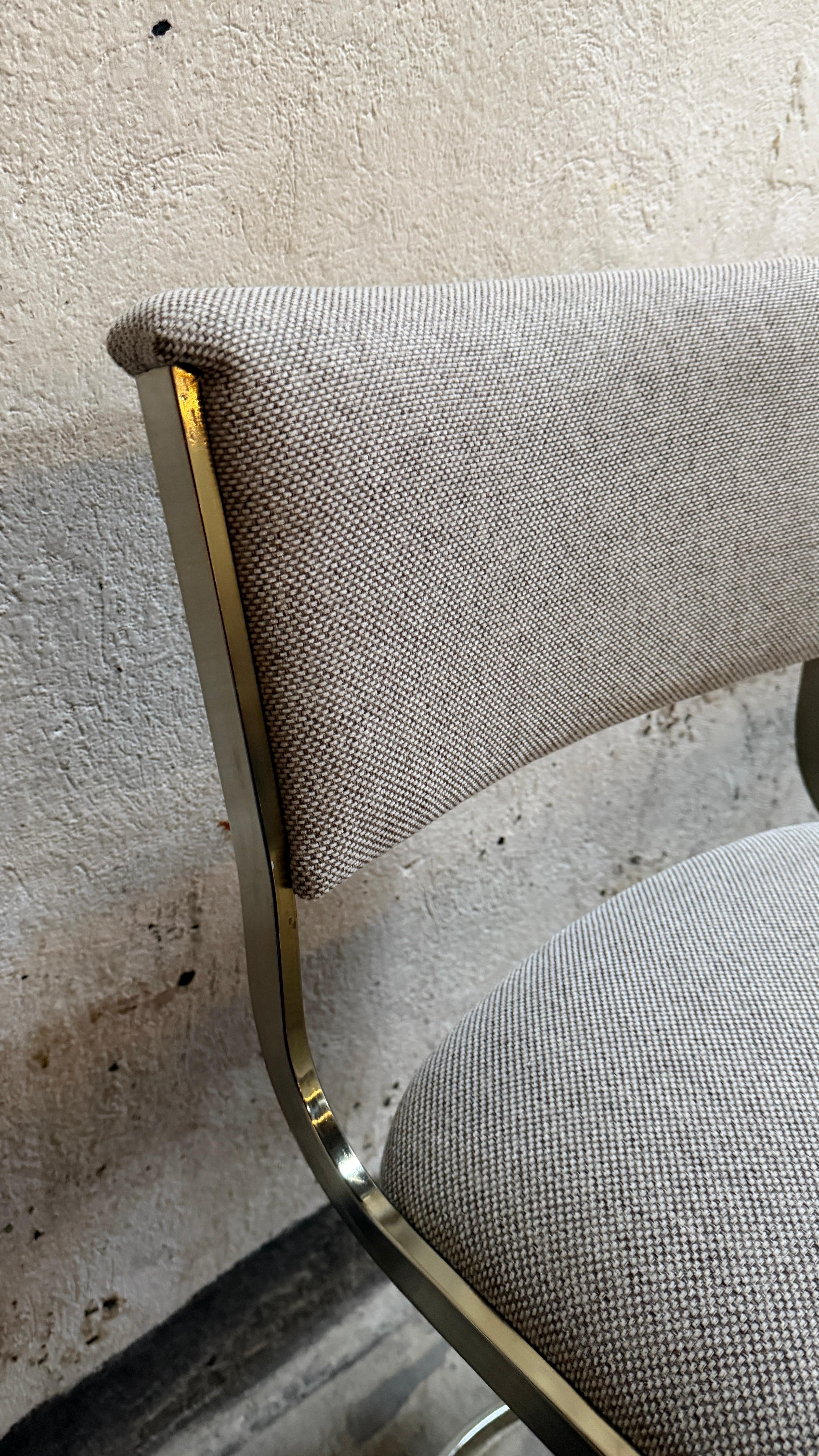 Juego de tres taburetes de bar modernistas de latón estilo Milo Baughman de Cal-Style c. 1970 en Bueno estado para la venta en Atlanta, GA