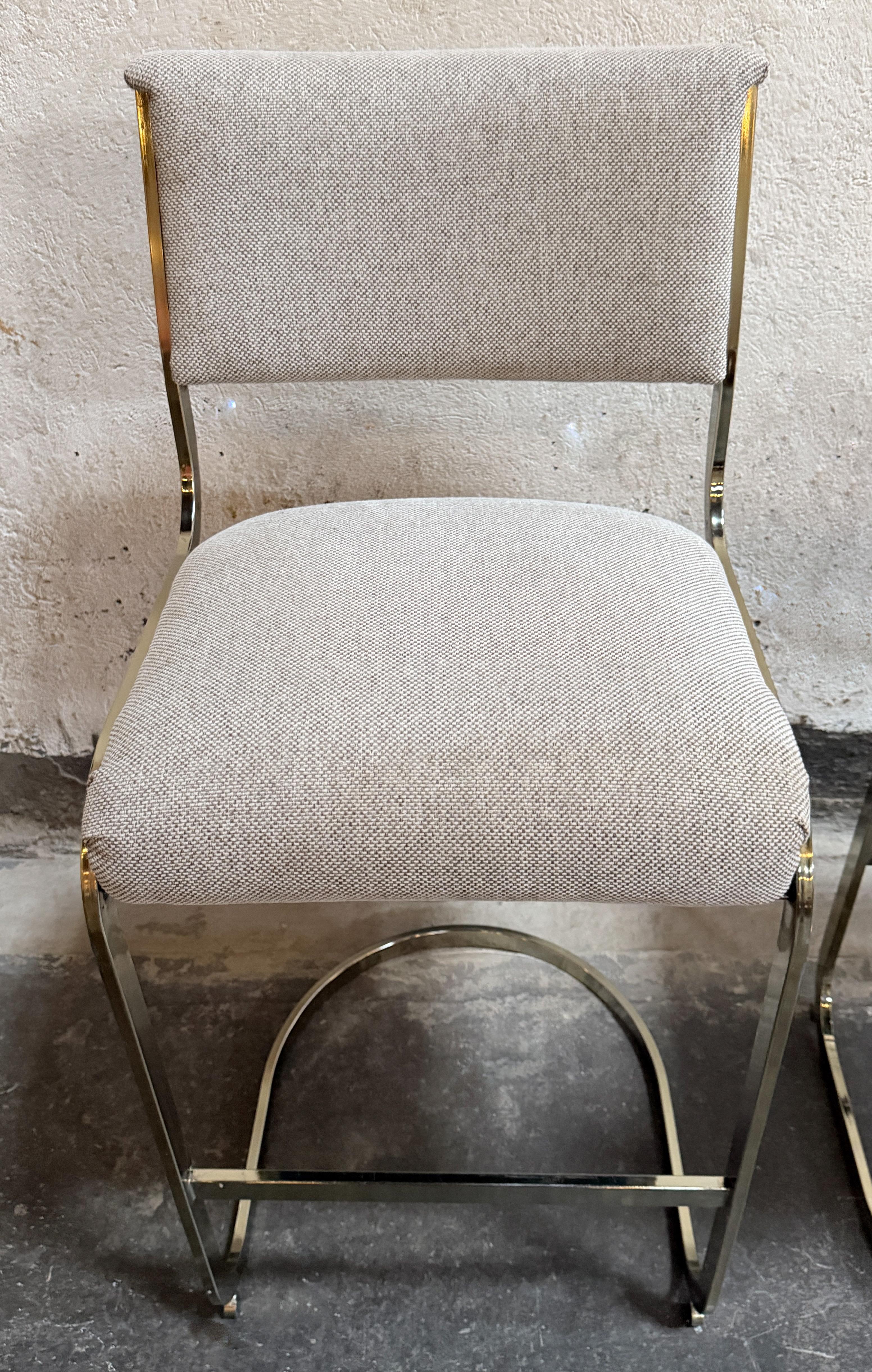 Juego de tres taburetes de bar modernistas de latón estilo Milo Baughman de Cal-Style c. 1970 Latón en venta