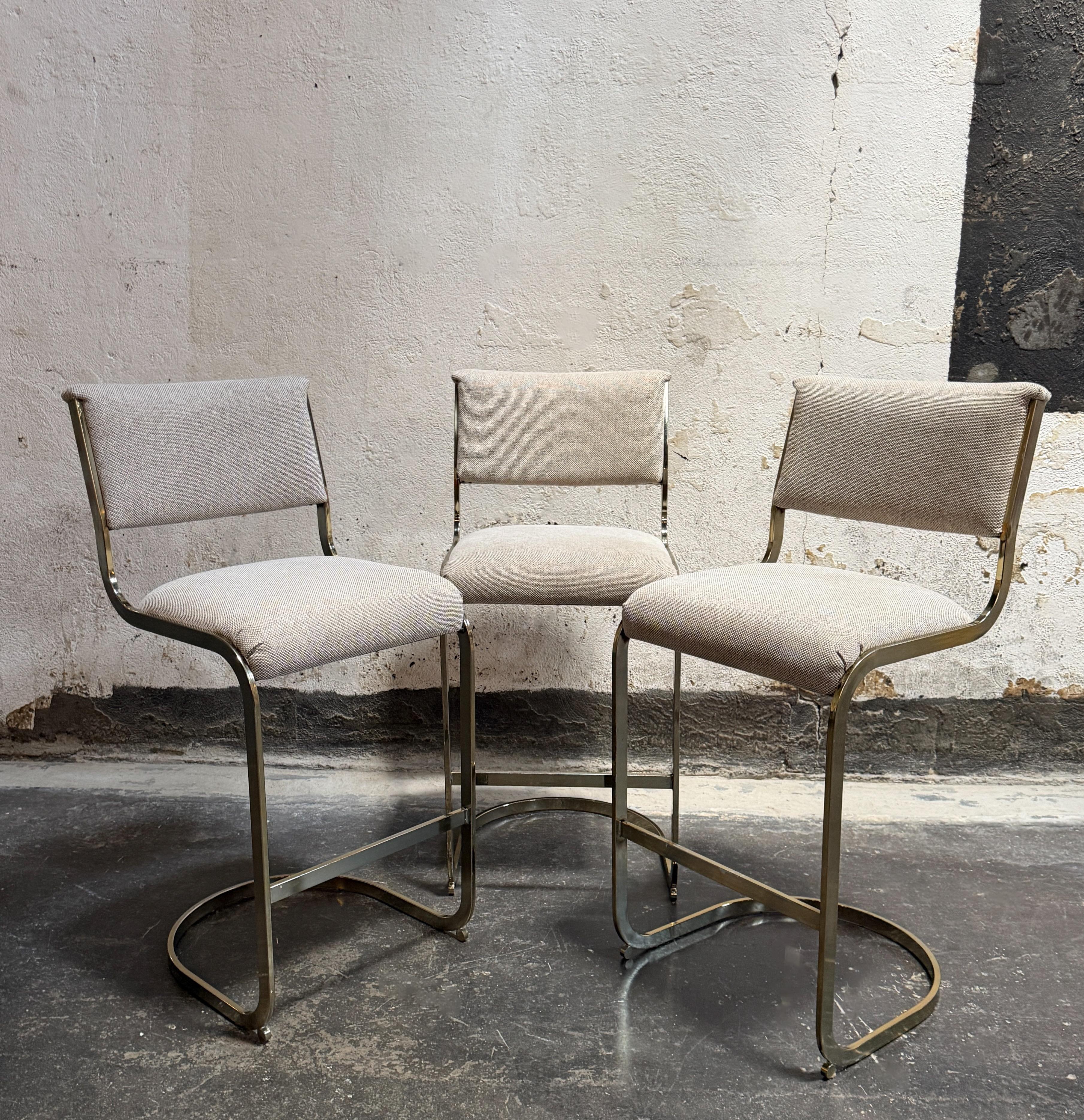 Juego de tres taburetes de bar modernistas de latón estilo Milo Baughman de Cal-Style c. 1970 en venta 1