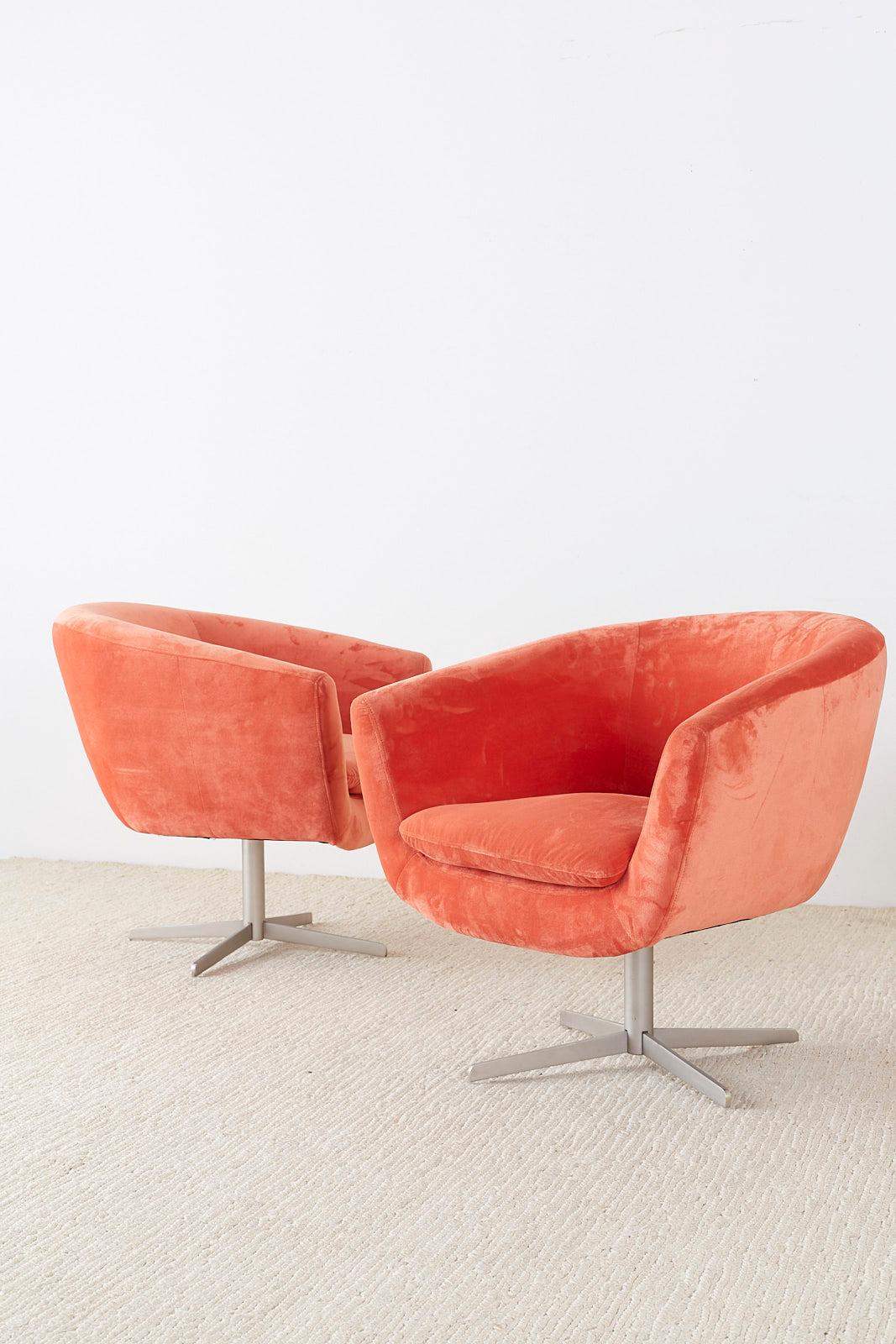 Set of Three Milo Baughman Style Swivel Lounge Chairs (Moderne der Mitte des Jahrhunderts)