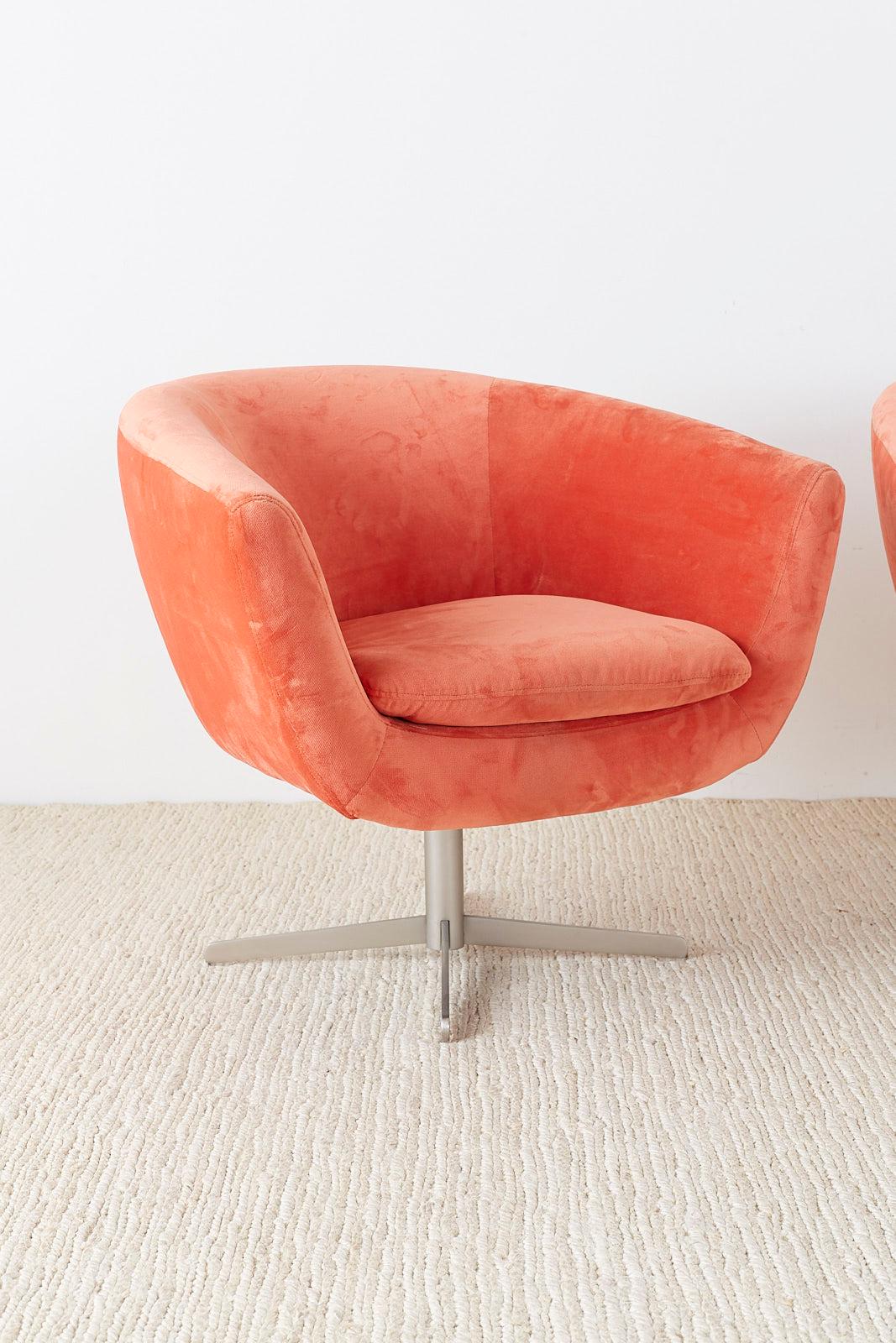 Set of Three Milo Baughman Style Swivel Lounge Chairs (amerikanisch)