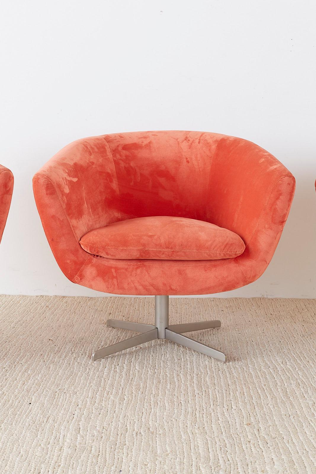Set of Three Milo Baughman Style Swivel Lounge Chairs im Zustand „Gut“ in Rio Vista, CA